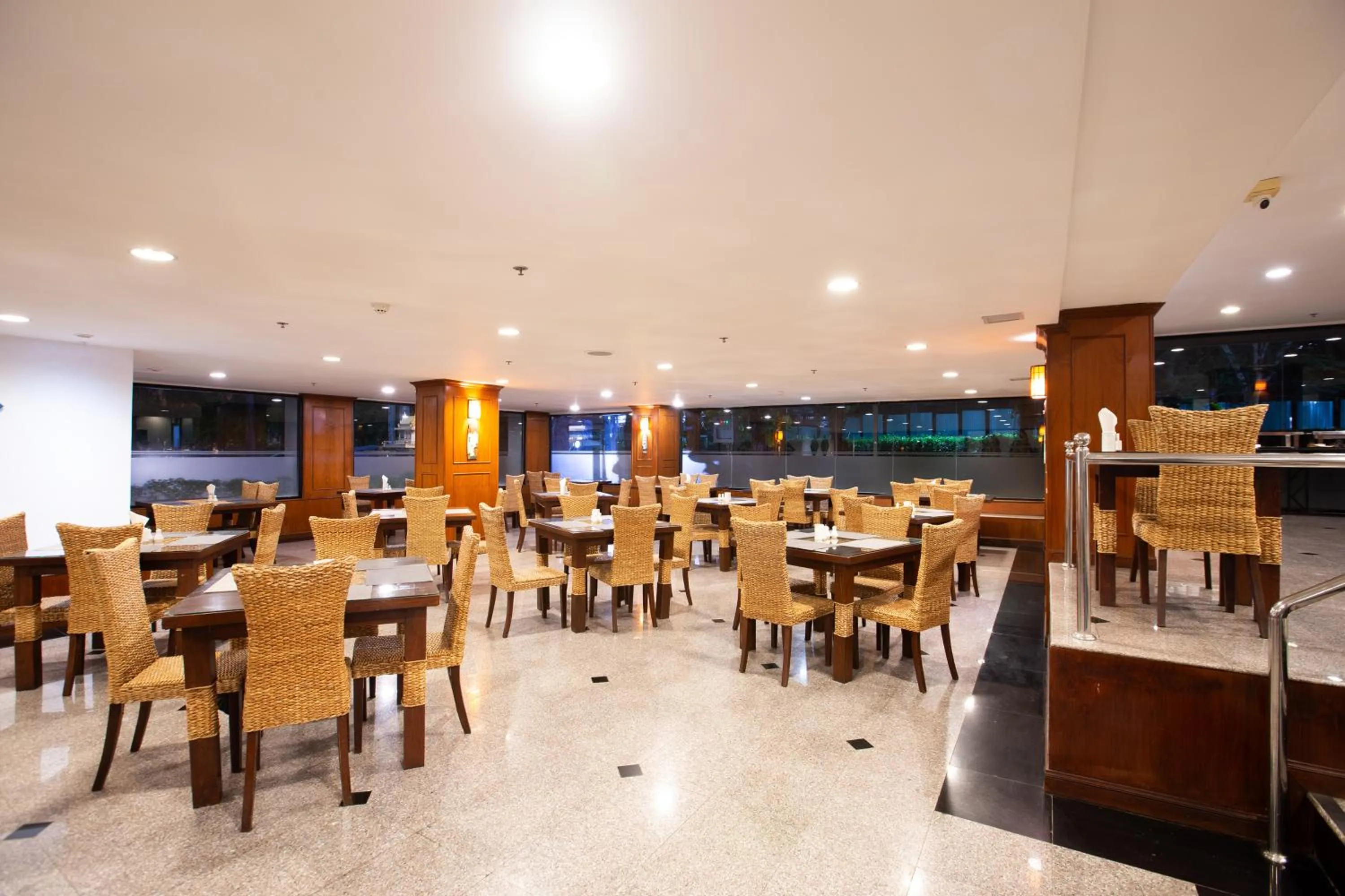 Restaurant/places to eat in CH Hotel