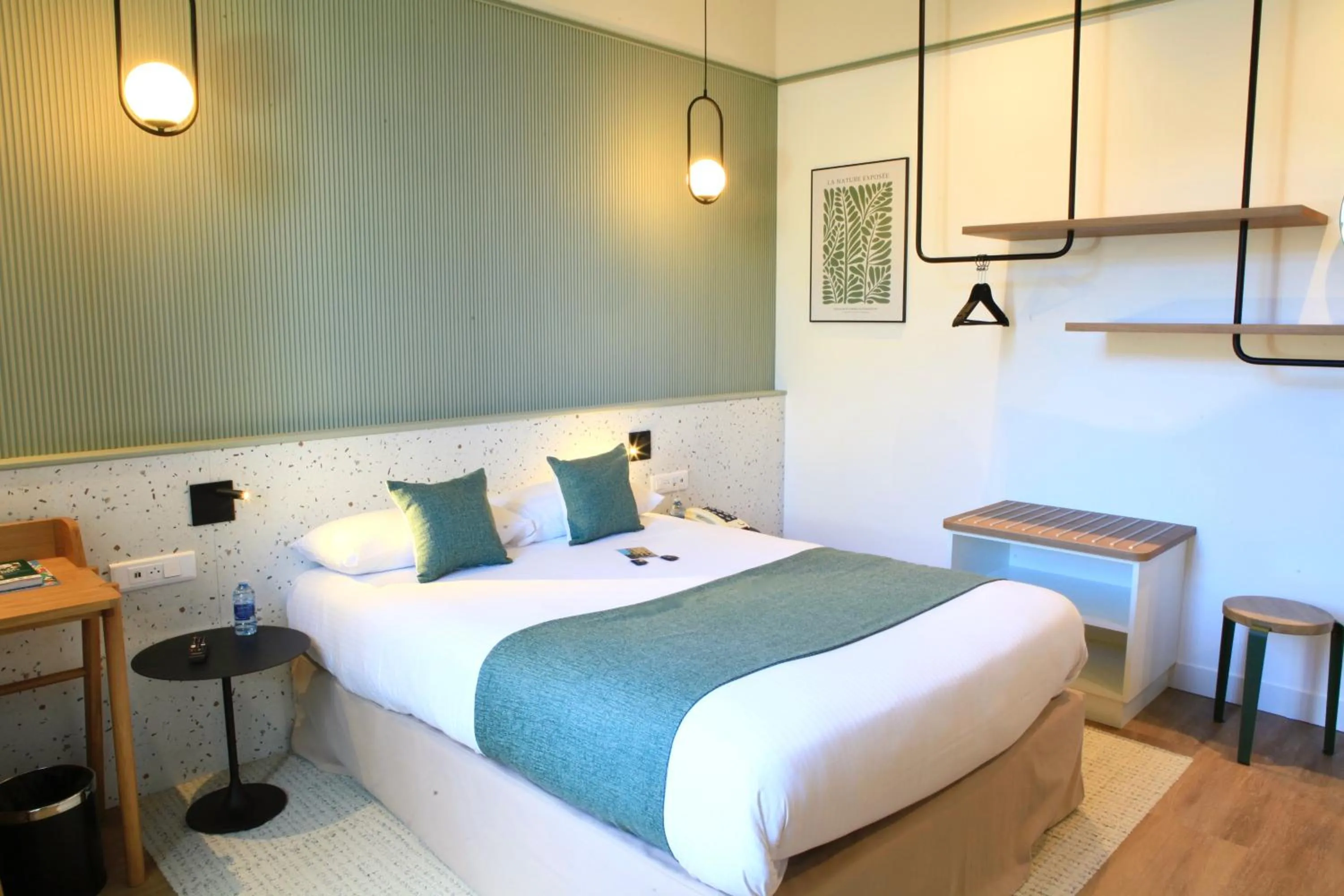 acessibility, Bed in Logis Hôtels- Hôtel Marguerite d'Anjou Angers château