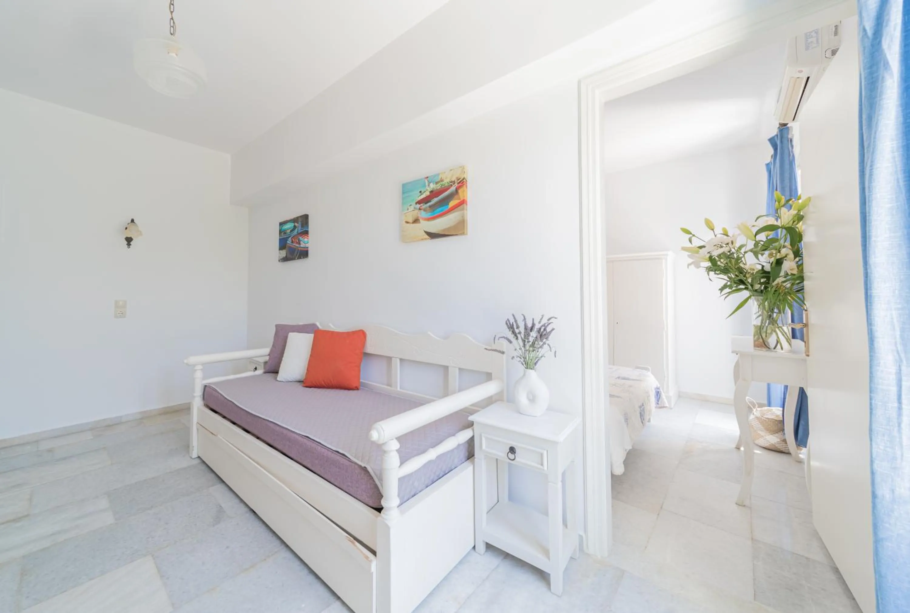 Living room, Bed in Agia Anna Living