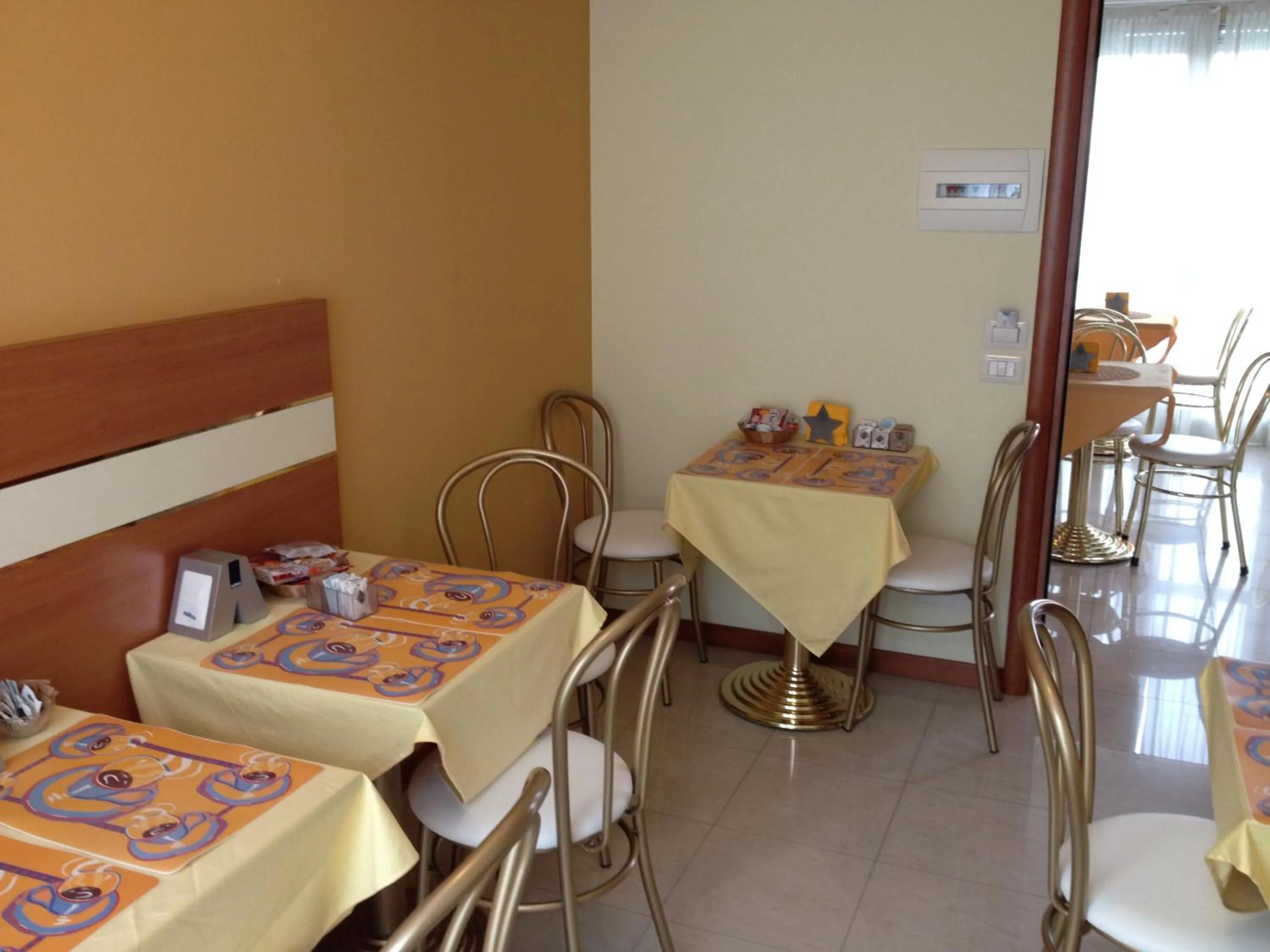 Restaurant/places to eat in Hotel GF