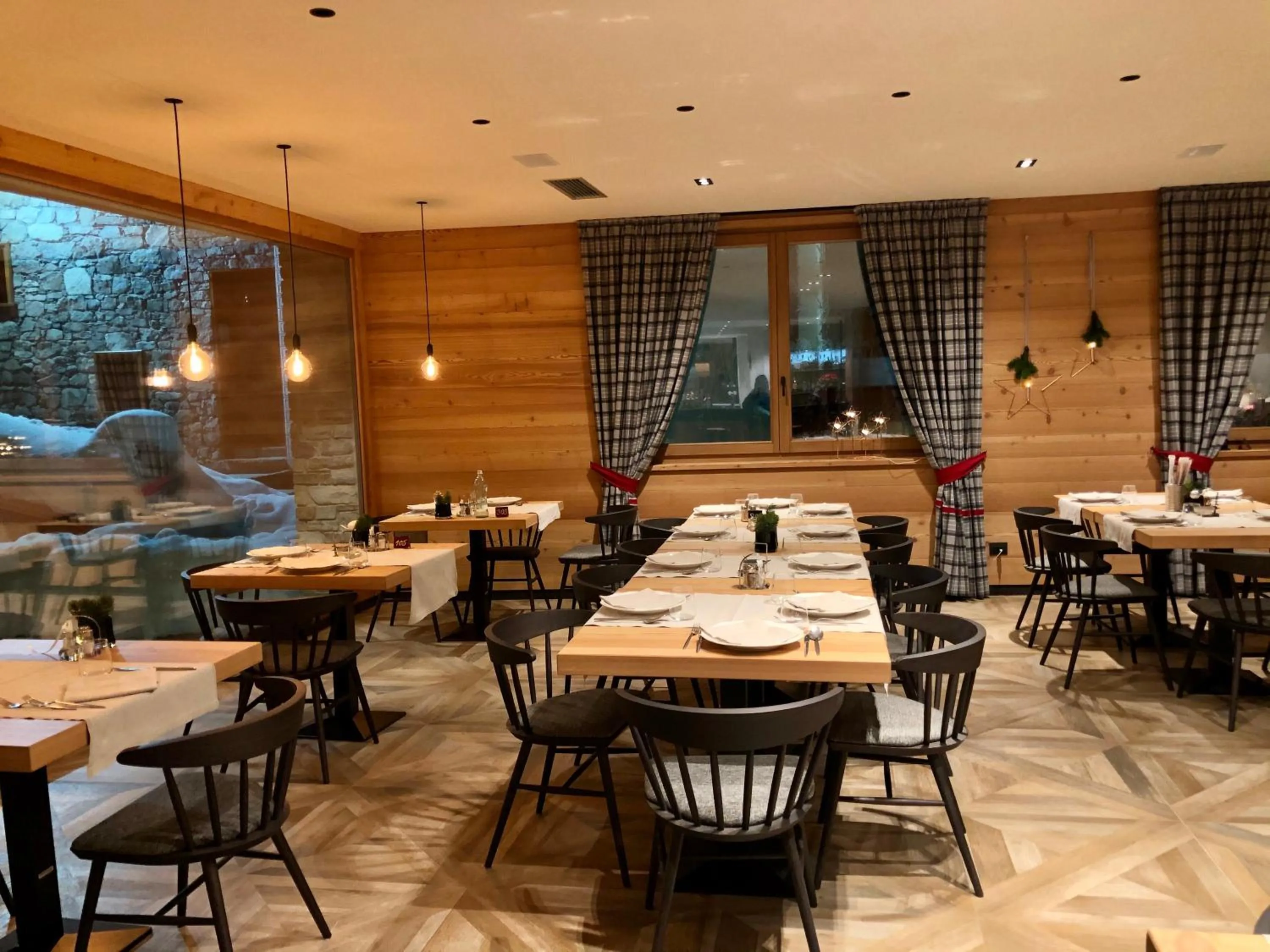 Restaurant/places to eat in Hotel Astoria