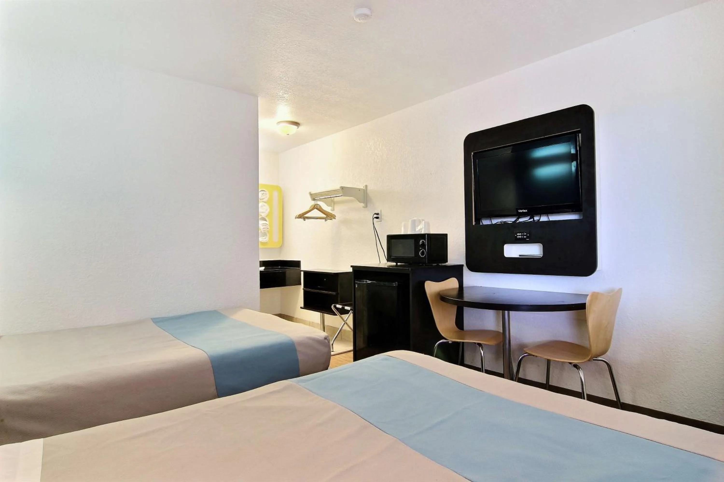 Photo of the whole room, Bed in Motel 6-Carlsbad, NM