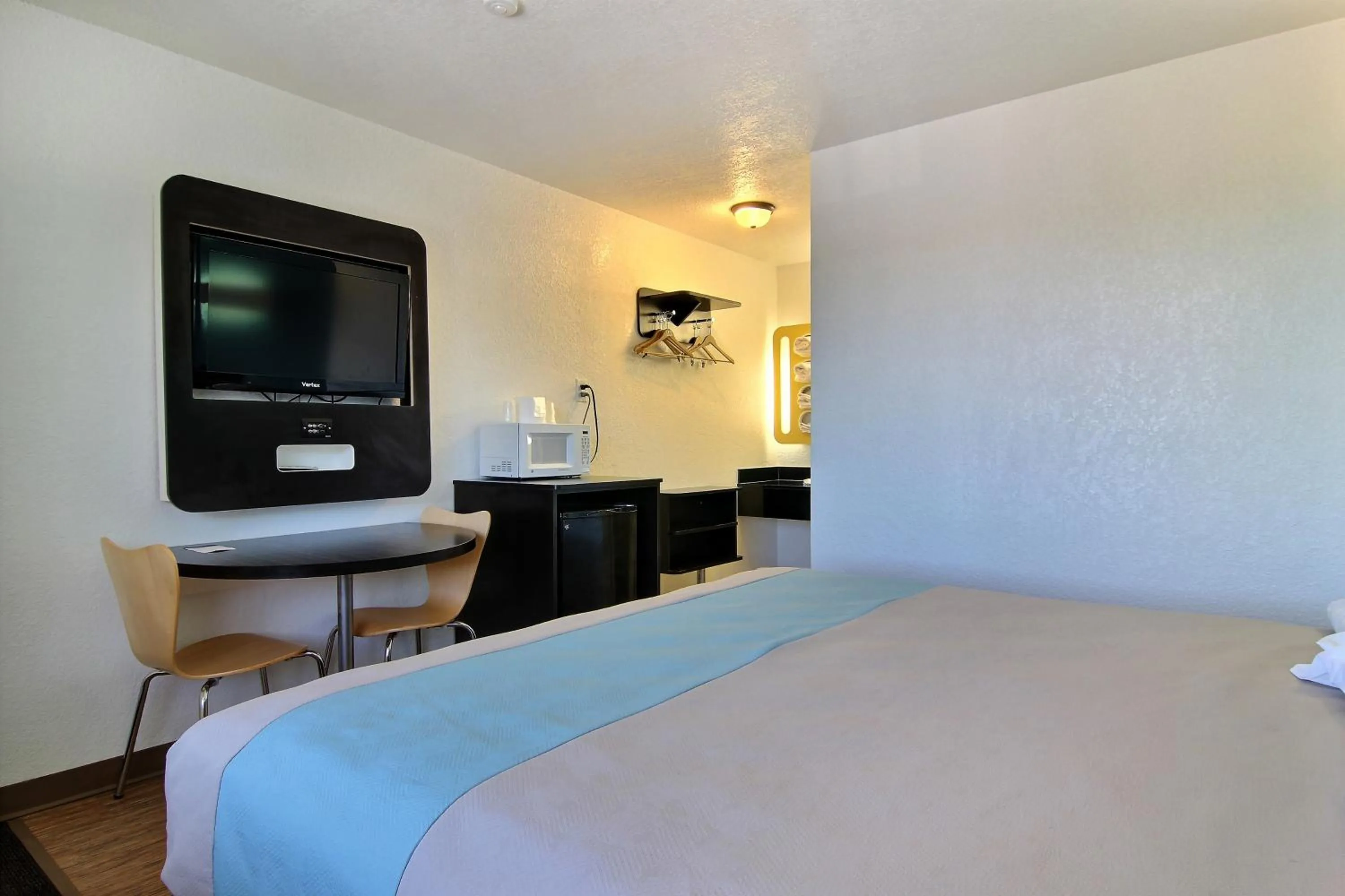 TV and multimedia, Bed in Motel 6-Carlsbad, NM