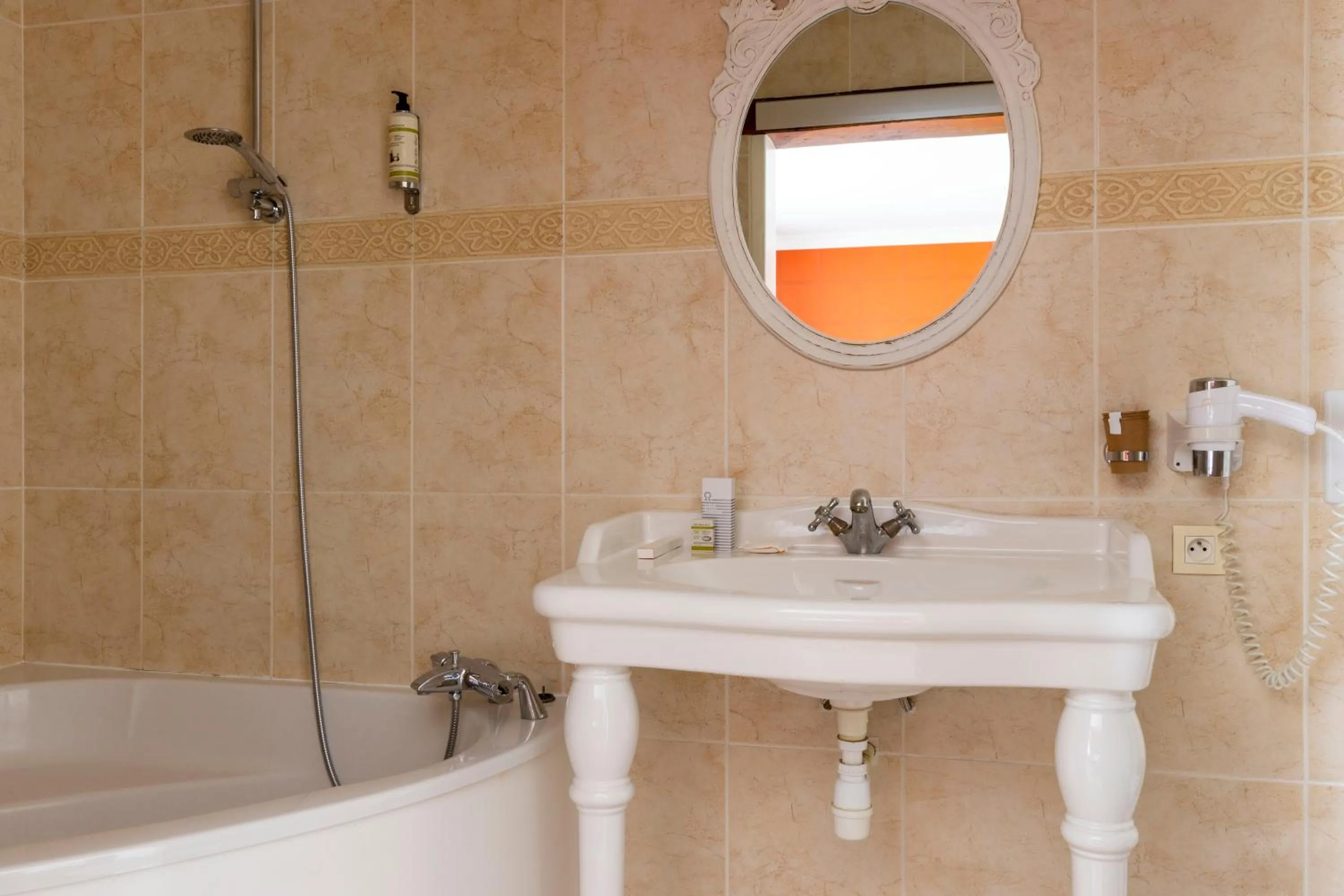 Bath in Demeures & Châteaux Hostellerie de la Renaissance