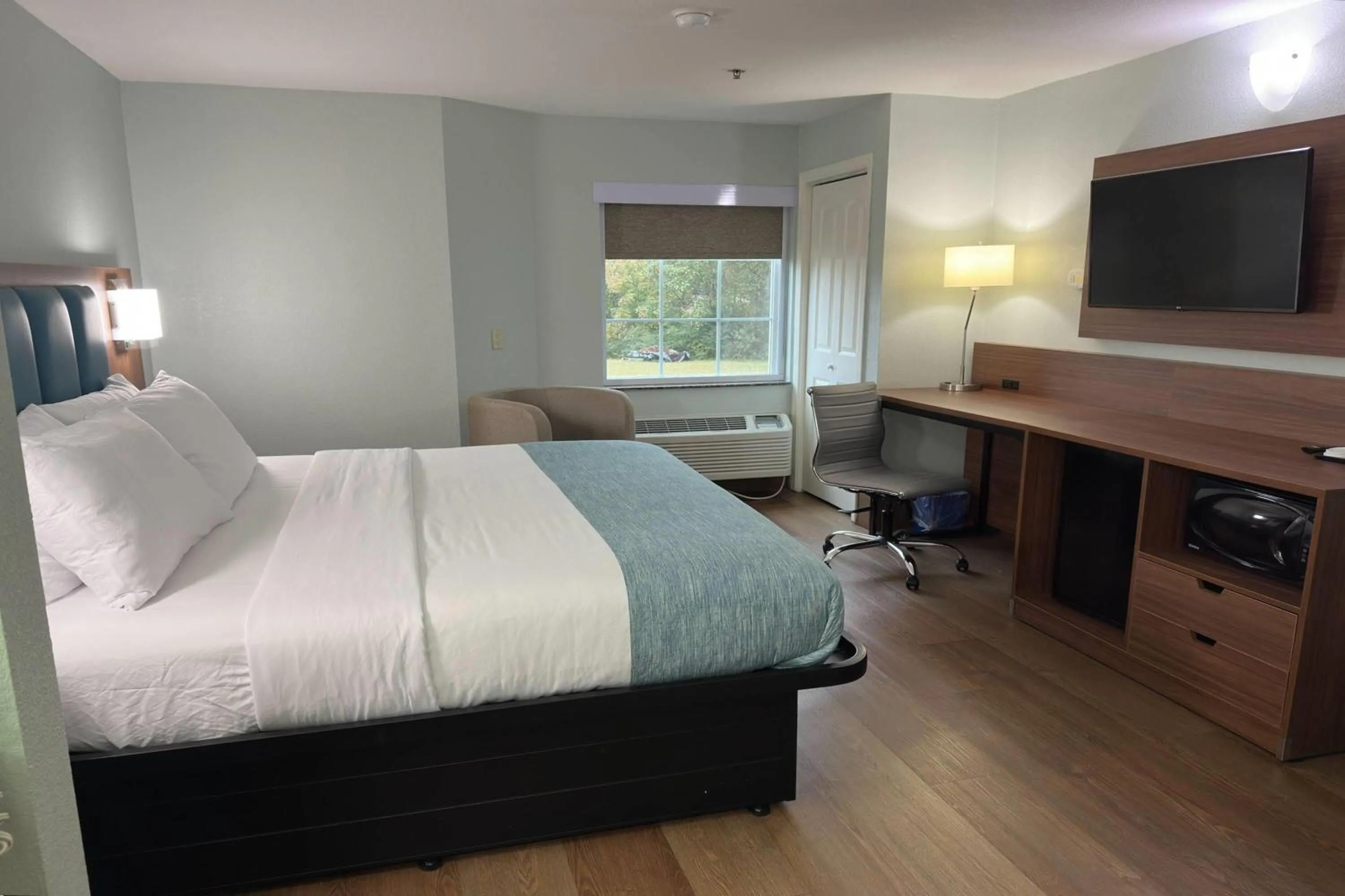 Photo of the whole room, Bed in Wingate by Wyndham Macon West I-475