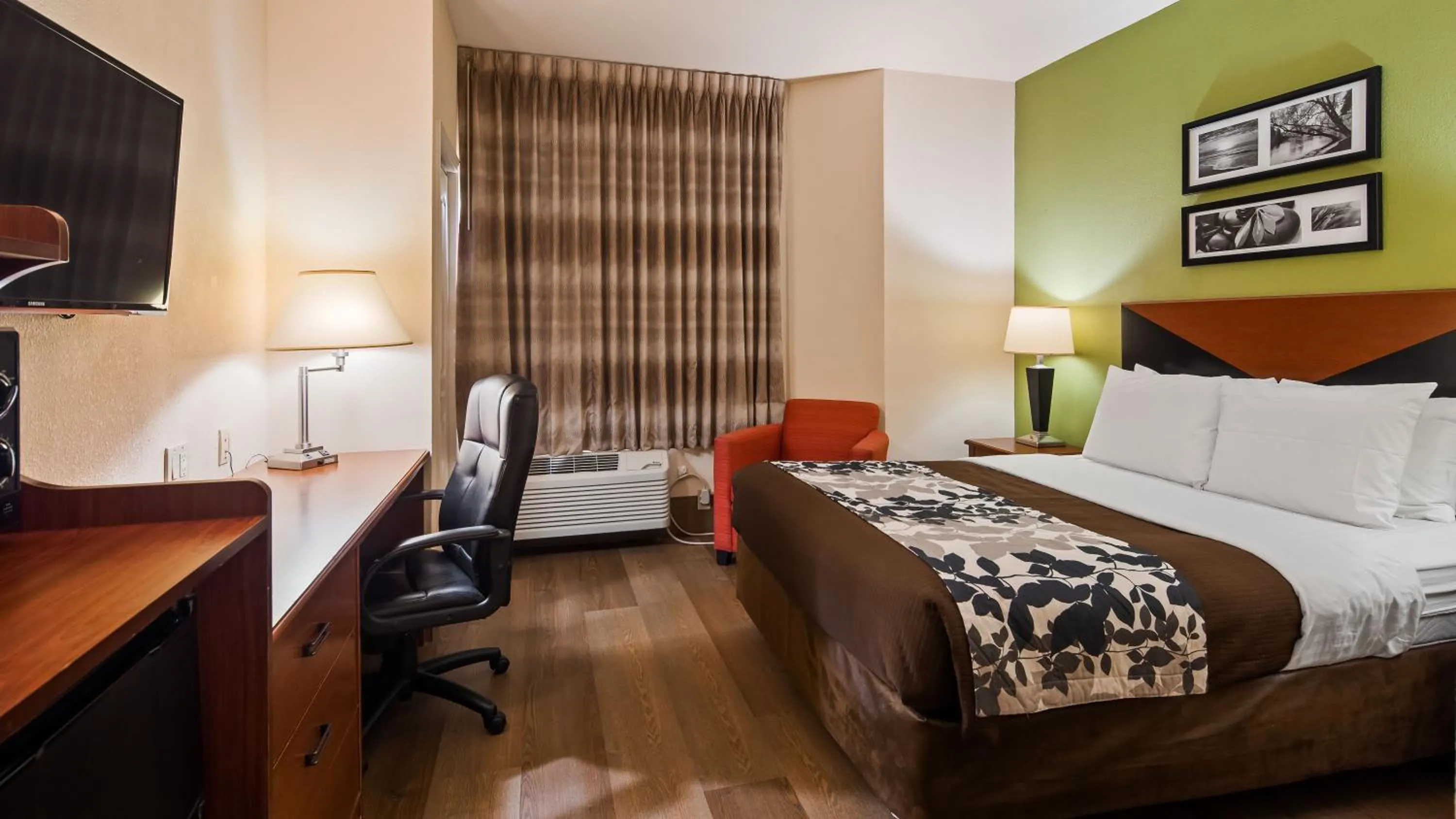 Photo of the whole room, Bed in Wingate by Wyndham Macon West I-475