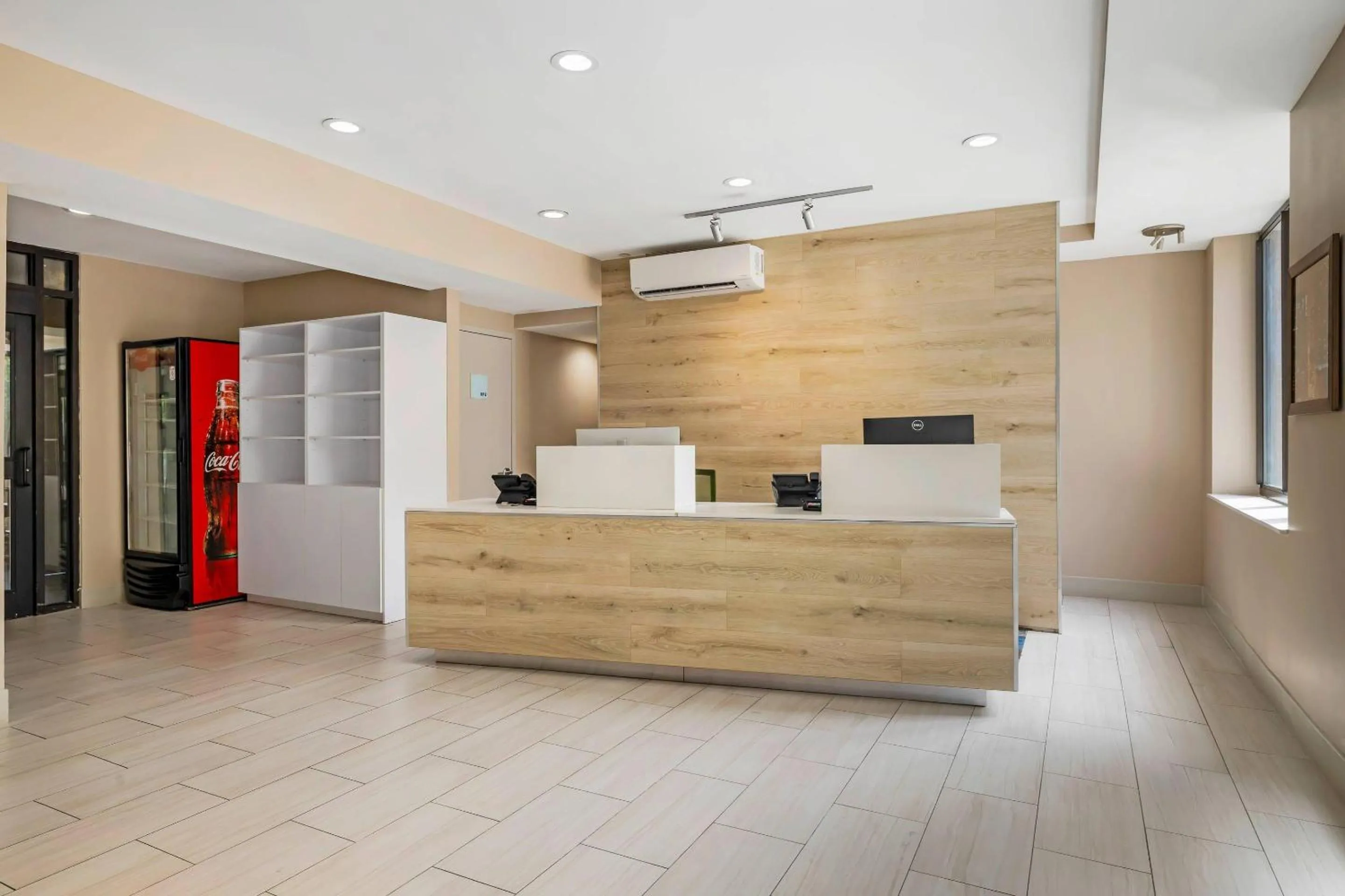 Lobby or reception in Country Inn & Suites by Radisson, Staten Island