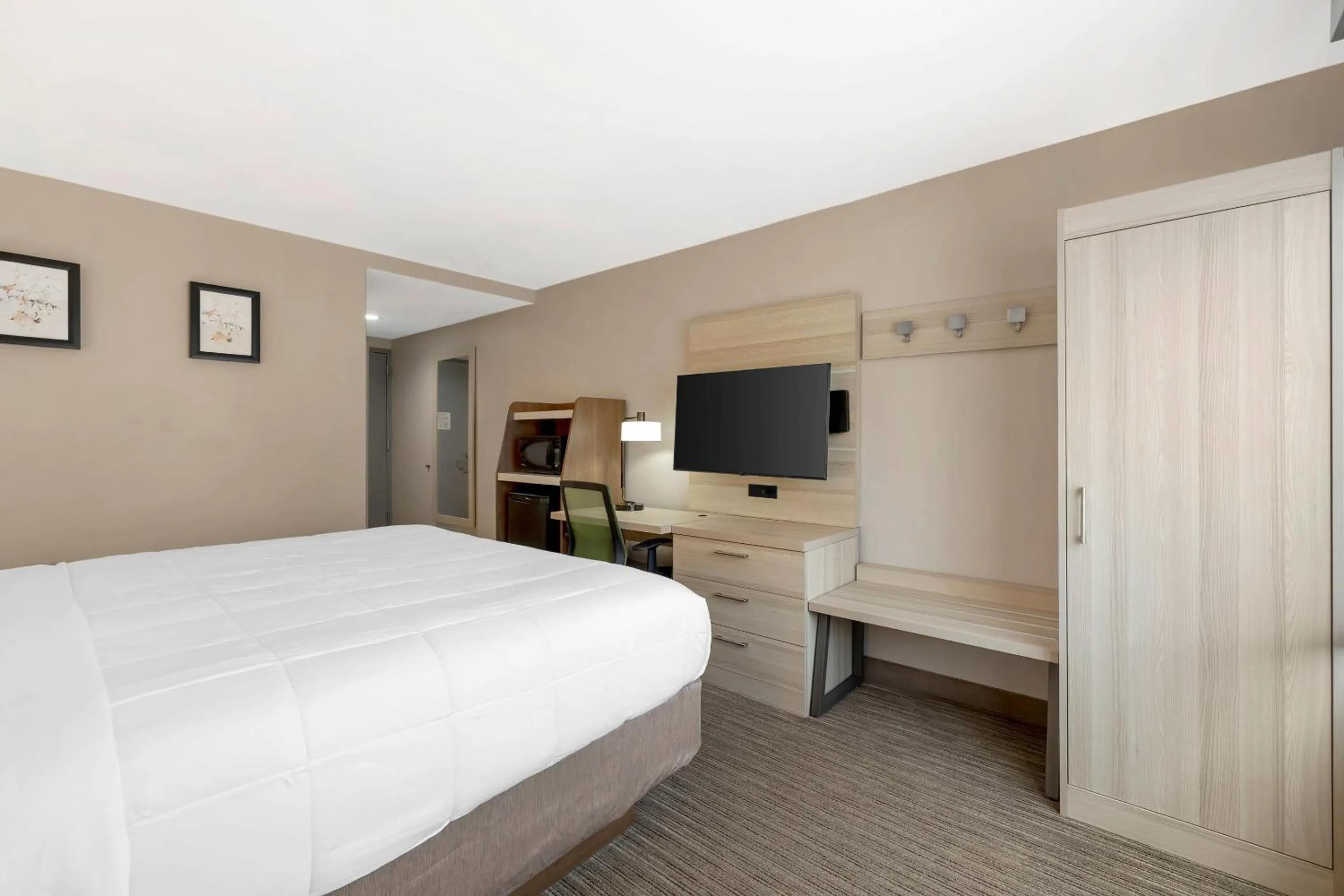 Bedroom, Bed in Country Inn & Suites by Radisson, Staten Island
