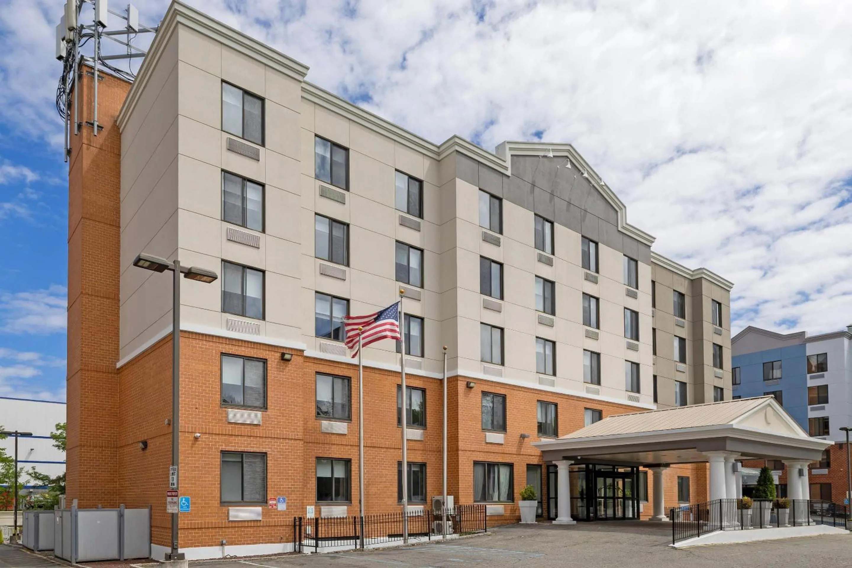 Property building in Country Inn & Suites by Radisson, Staten Island