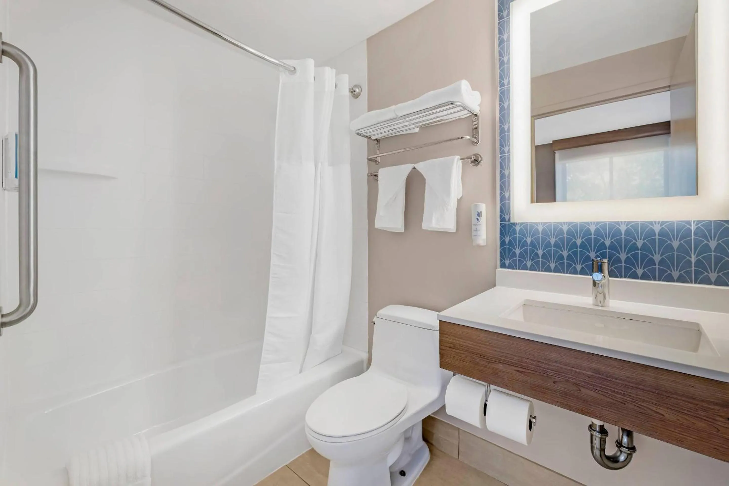 Bedroom in Country Inn & Suites by Radisson, Staten Island