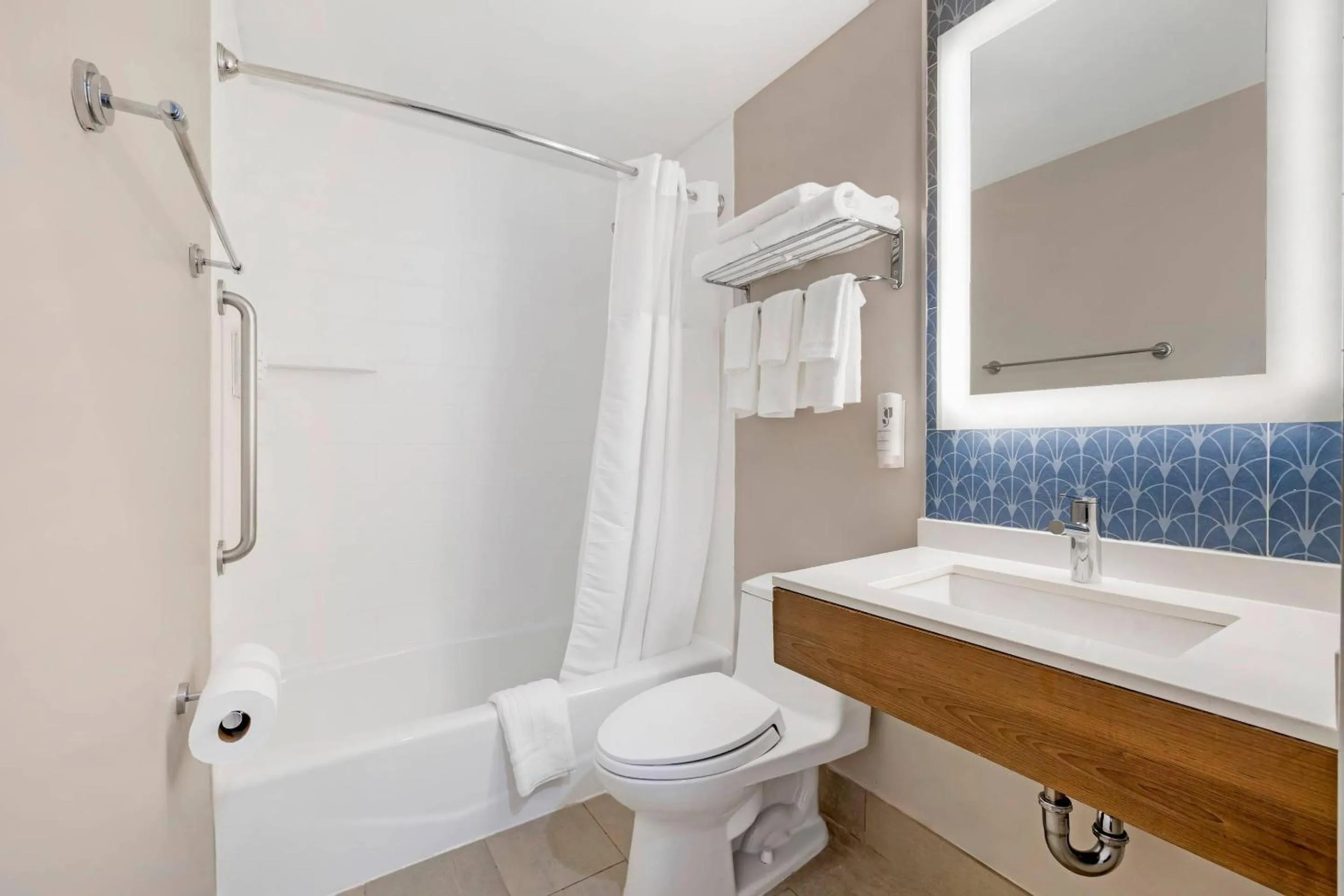 Bedroom in Country Inn & Suites by Radisson, Staten Island