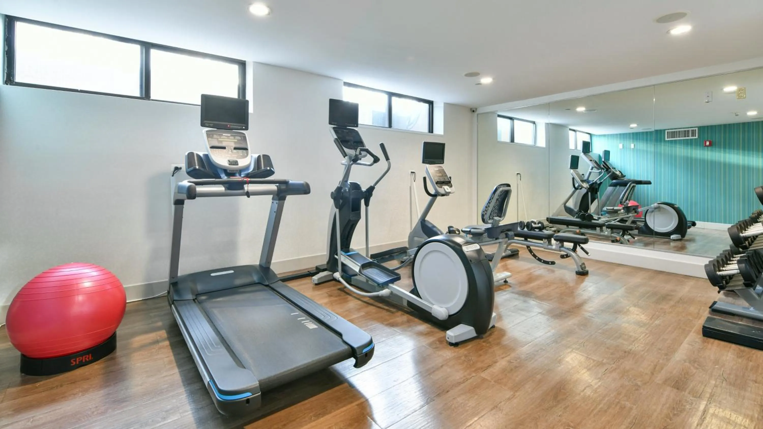 Fitness centre/facilities in Country Inn & Suites by Radisson, Staten Island