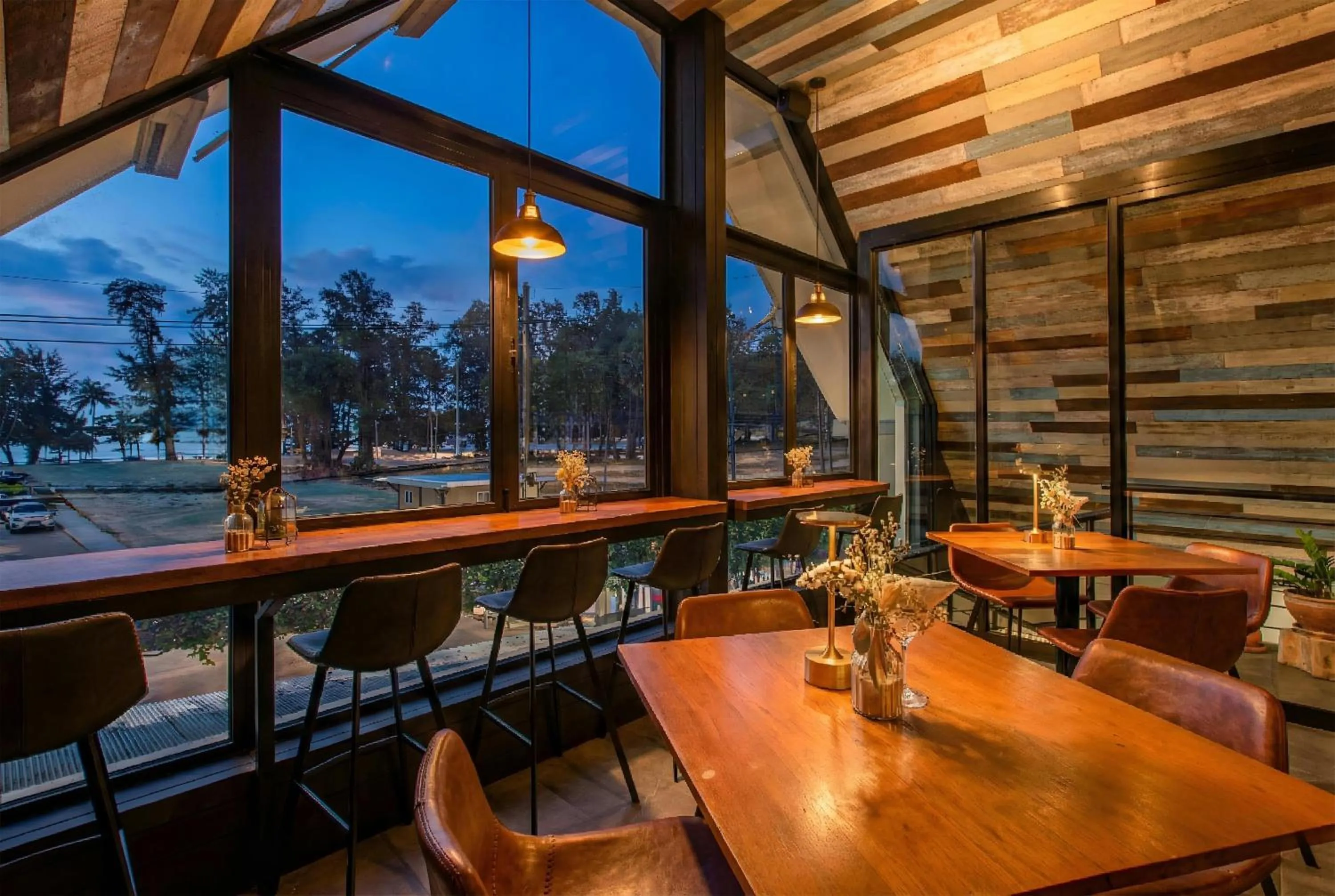 Restaurant/places to eat in OUTRIGGER Surin Beach Resort