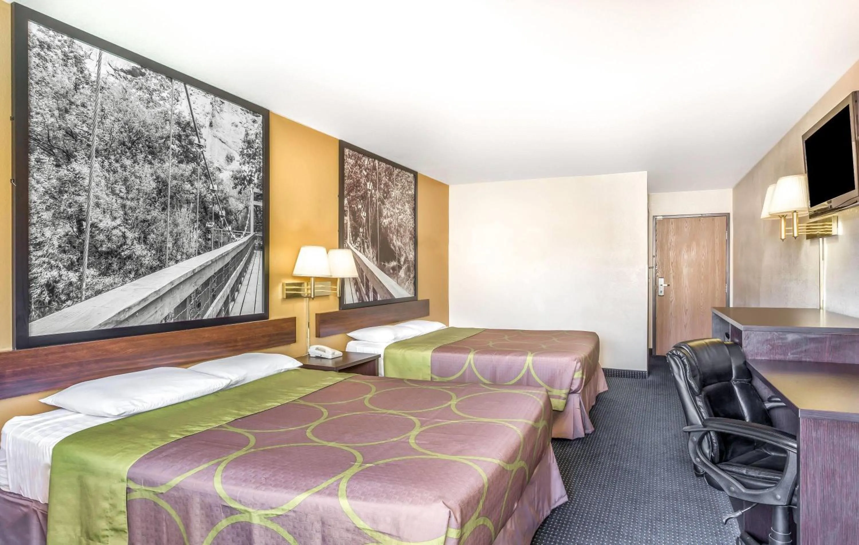 Photo of the whole room, Bed in Super 8 by Wyndham Mesa Gilbert