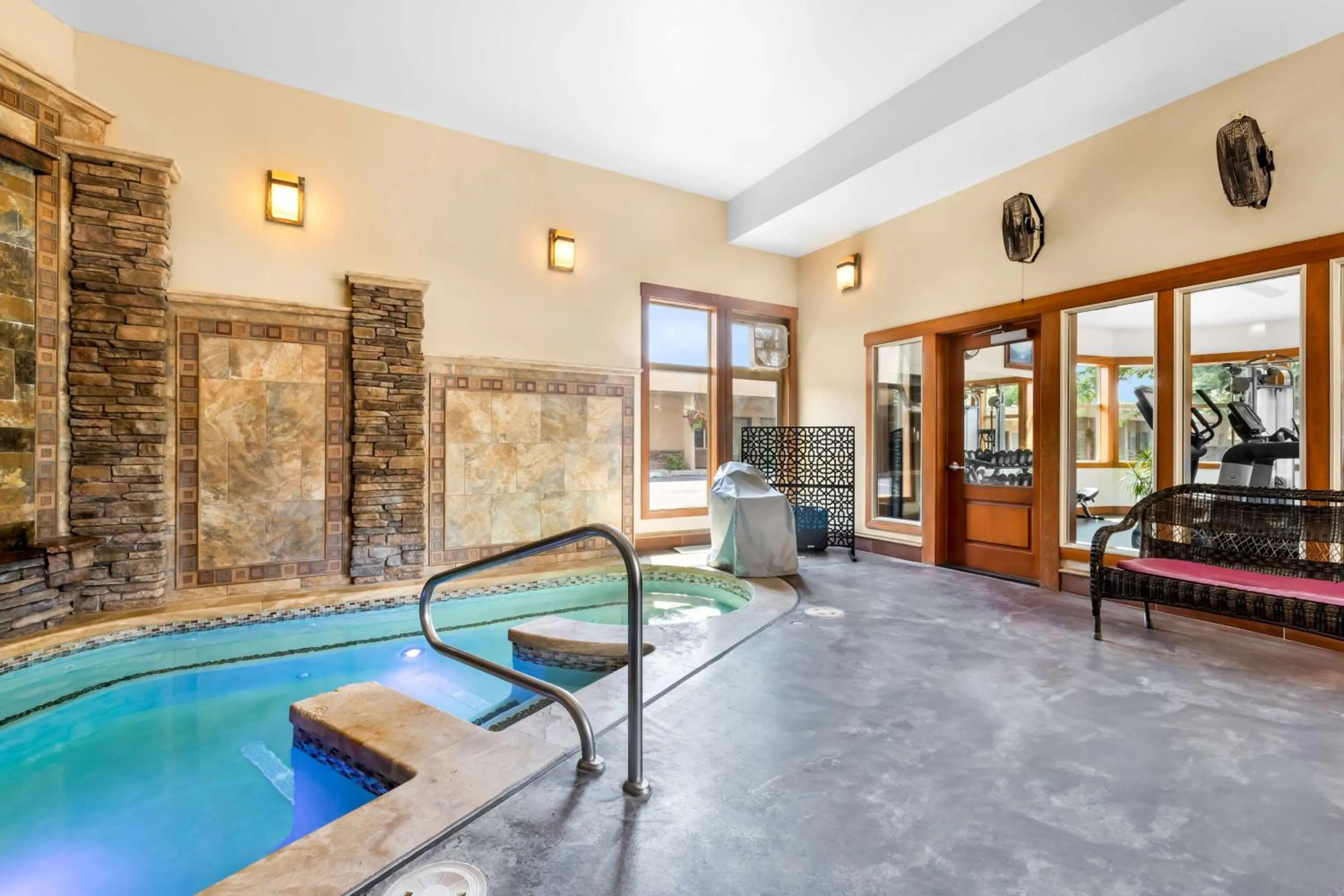 Pool view in Best Western Driftwood Inn