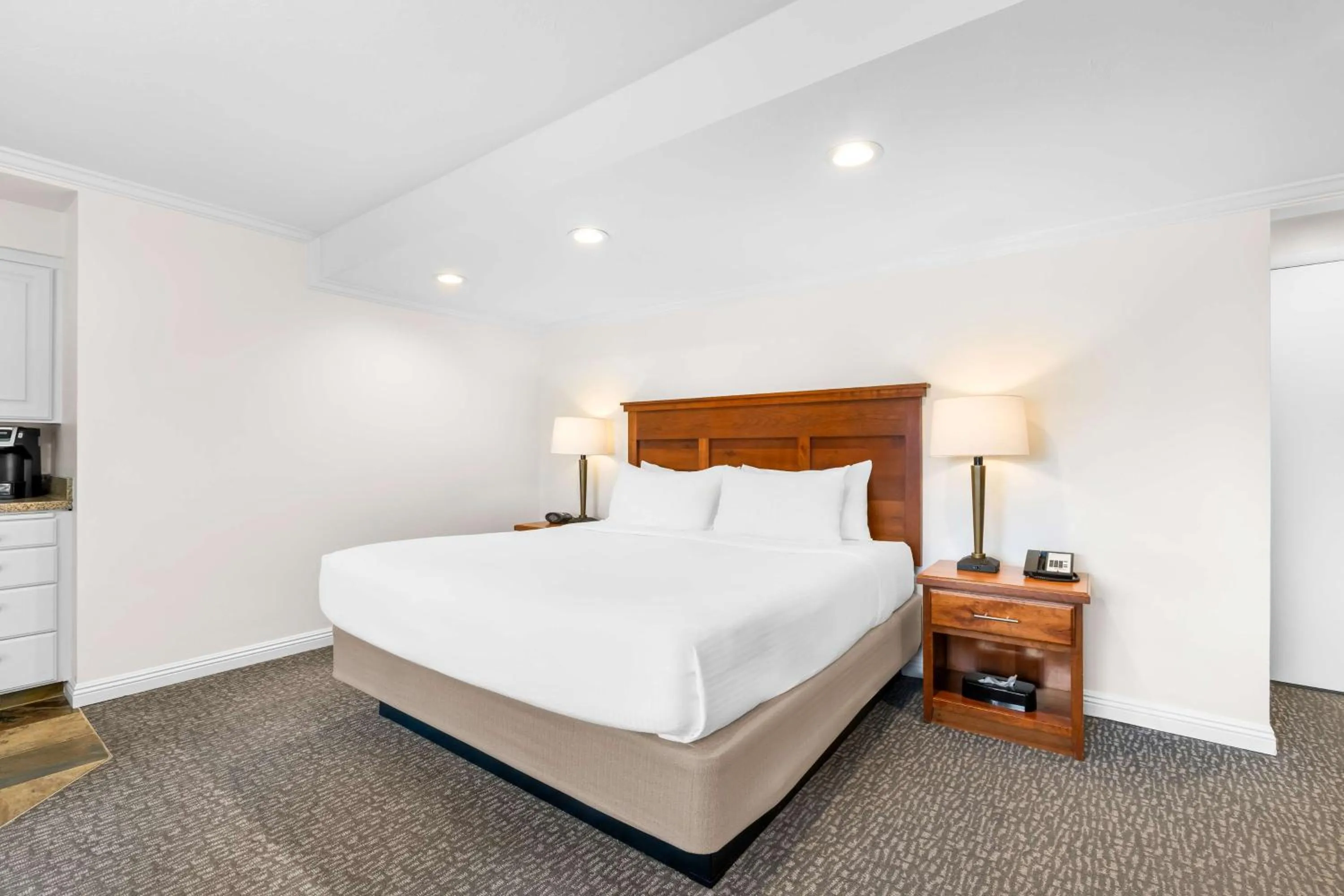 Bedroom, Bed in Best Western Driftwood Inn