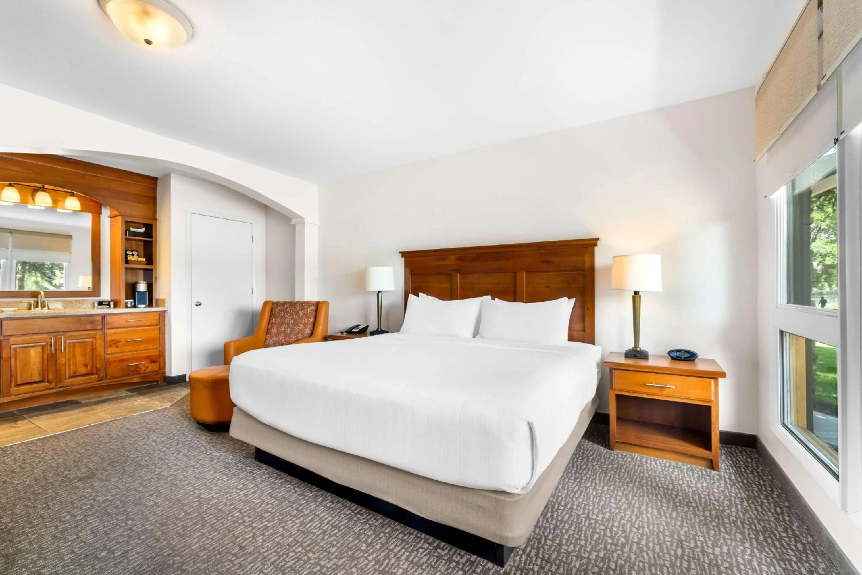 Bedroom, Bed in Best Western Driftwood Inn