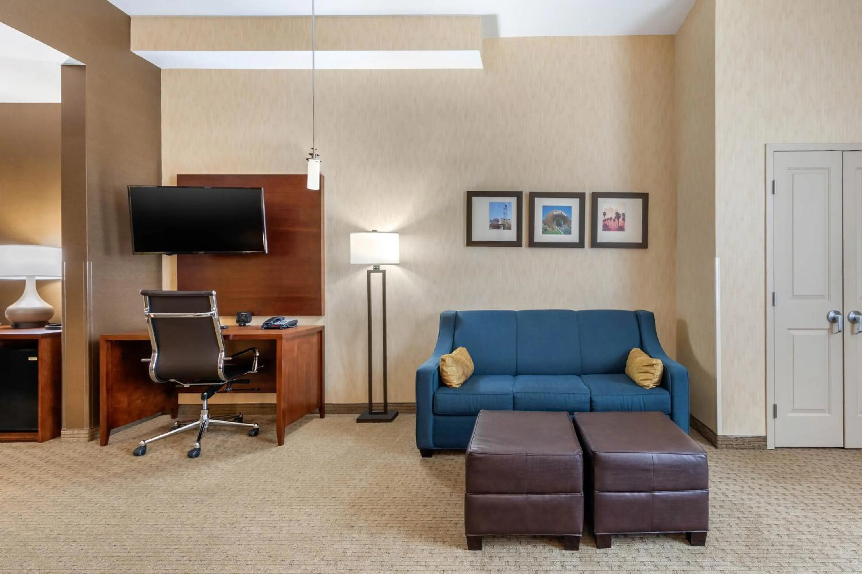 Living room in Comfort Suites Near City of Industry - Los Angeles