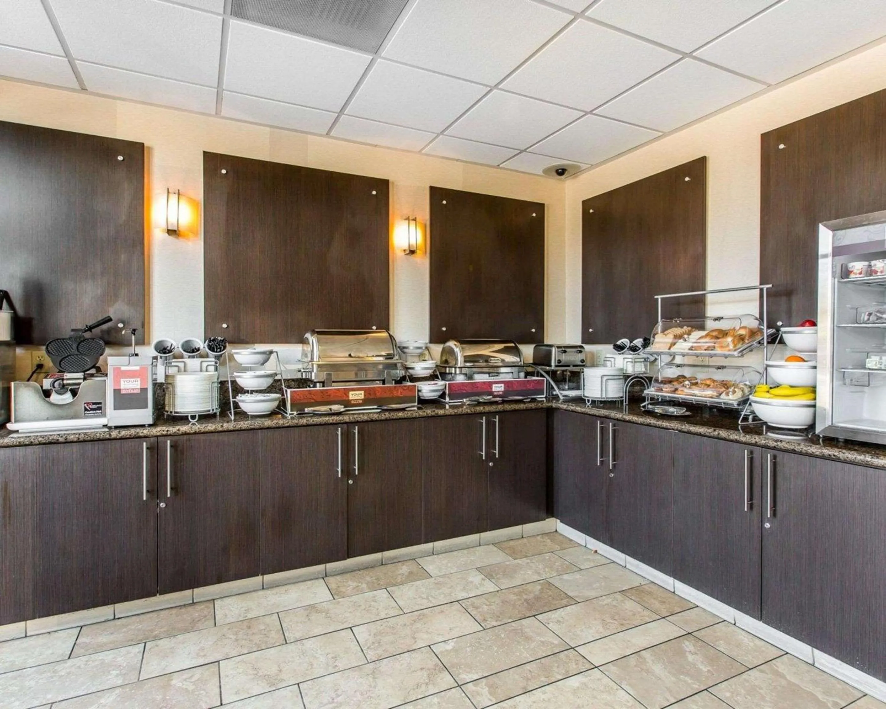 Breakfast in Comfort Suites Near City of Industry - Los Angeles