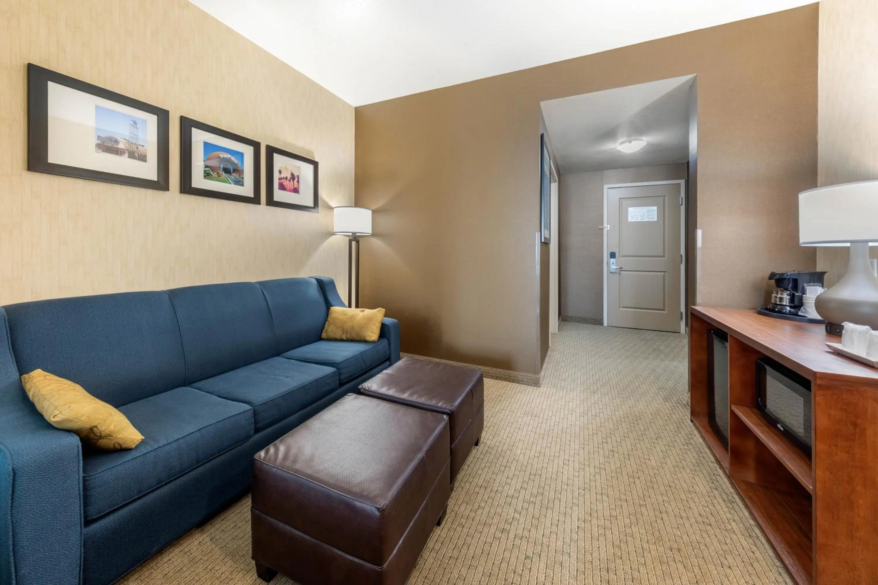 Living room in Comfort Suites Near City of Industry - Los Angeles