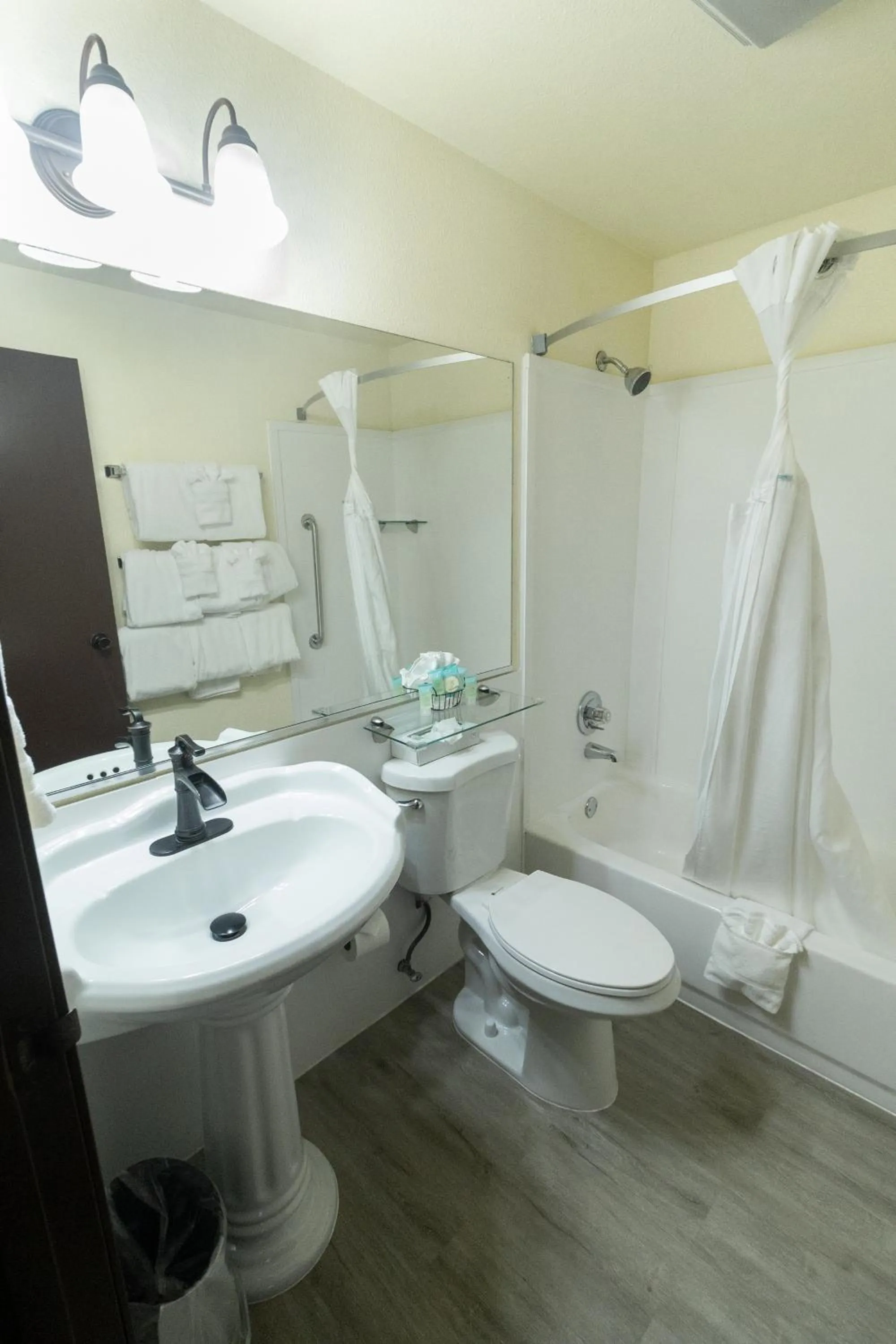 Bathroom in FairBridge Inn and Suites Sandpoint