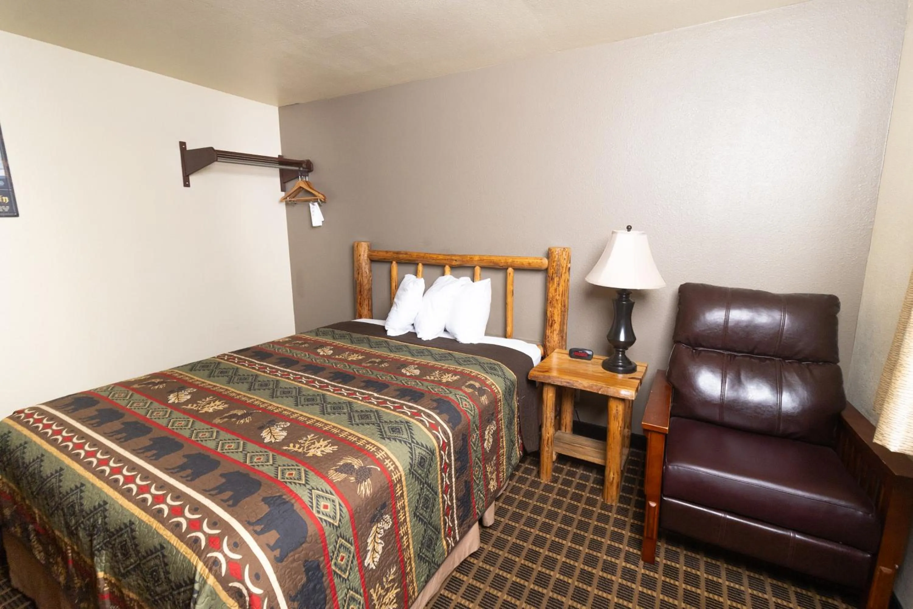 Bed in FairBridge Inn and Suites Sandpoint