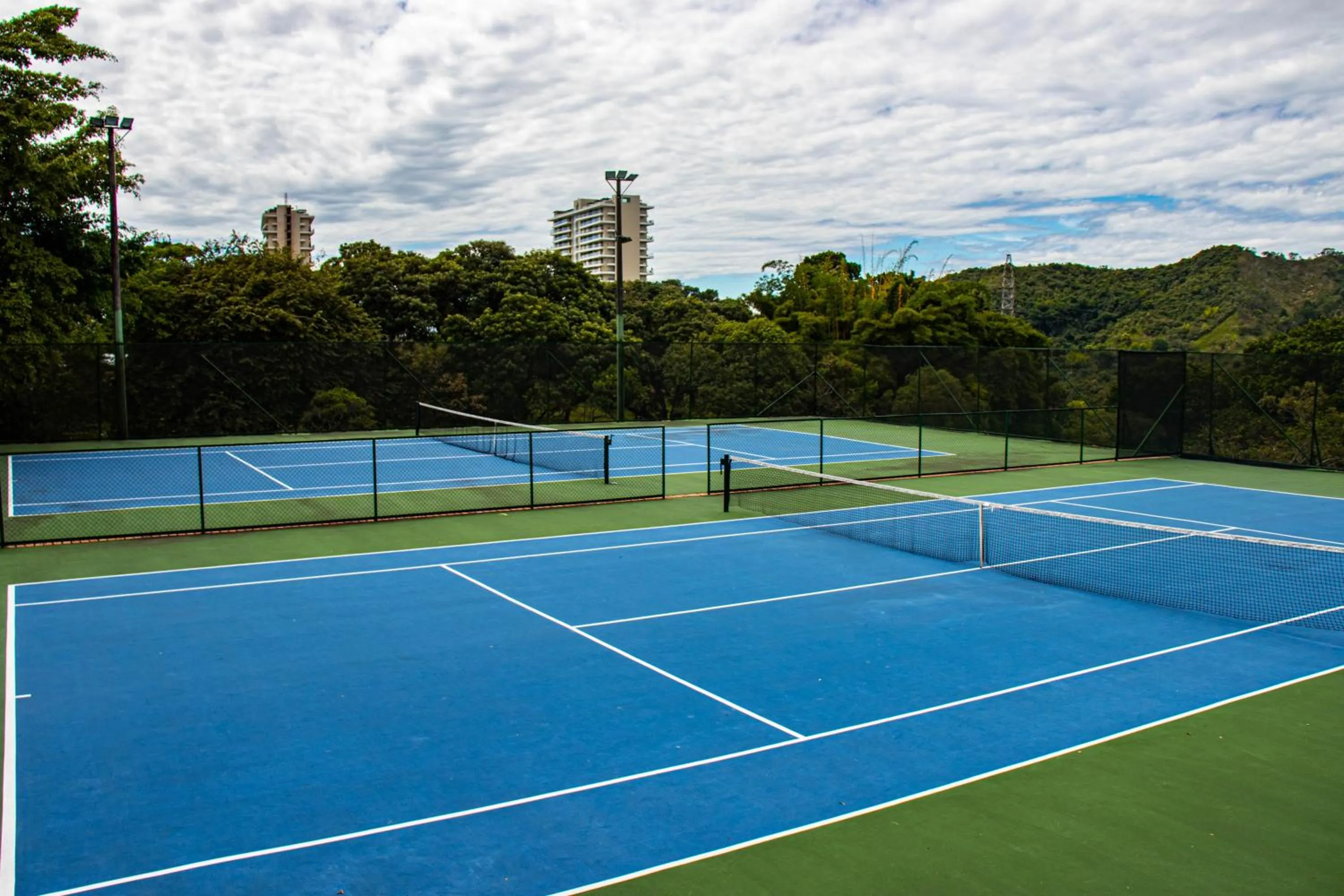 Tennis court in Hotel Estelar Altamira