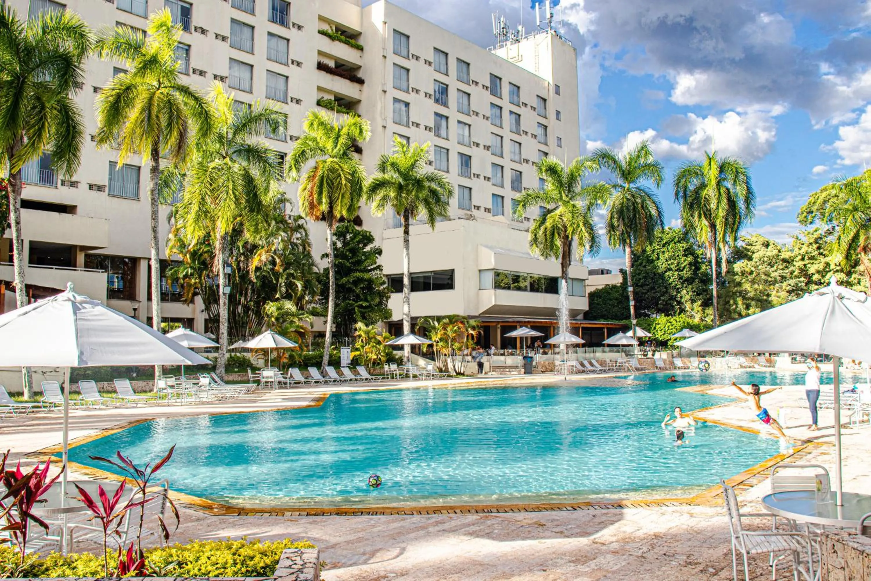 Swimming pool in Hotel Estelar Altamira