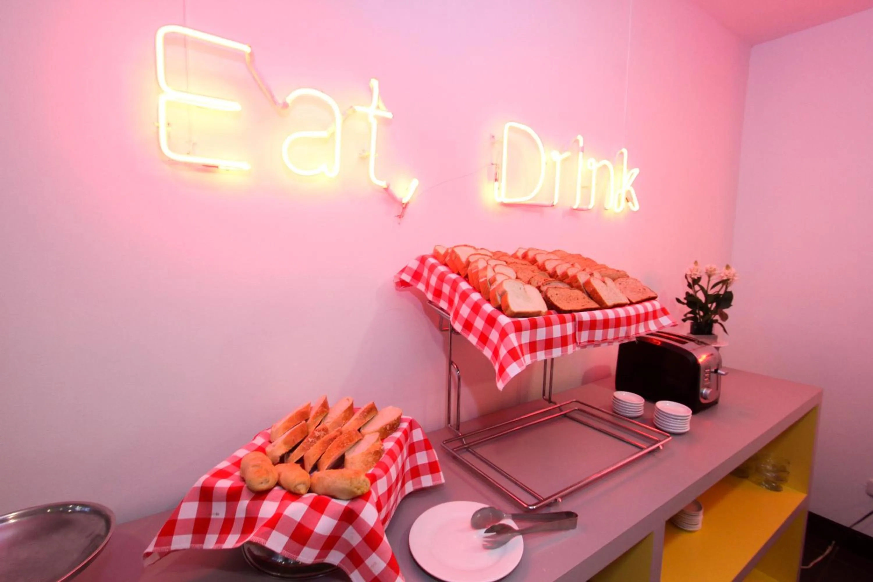 Food and drinks in Pop Art Hotel Las Colinas Manizales