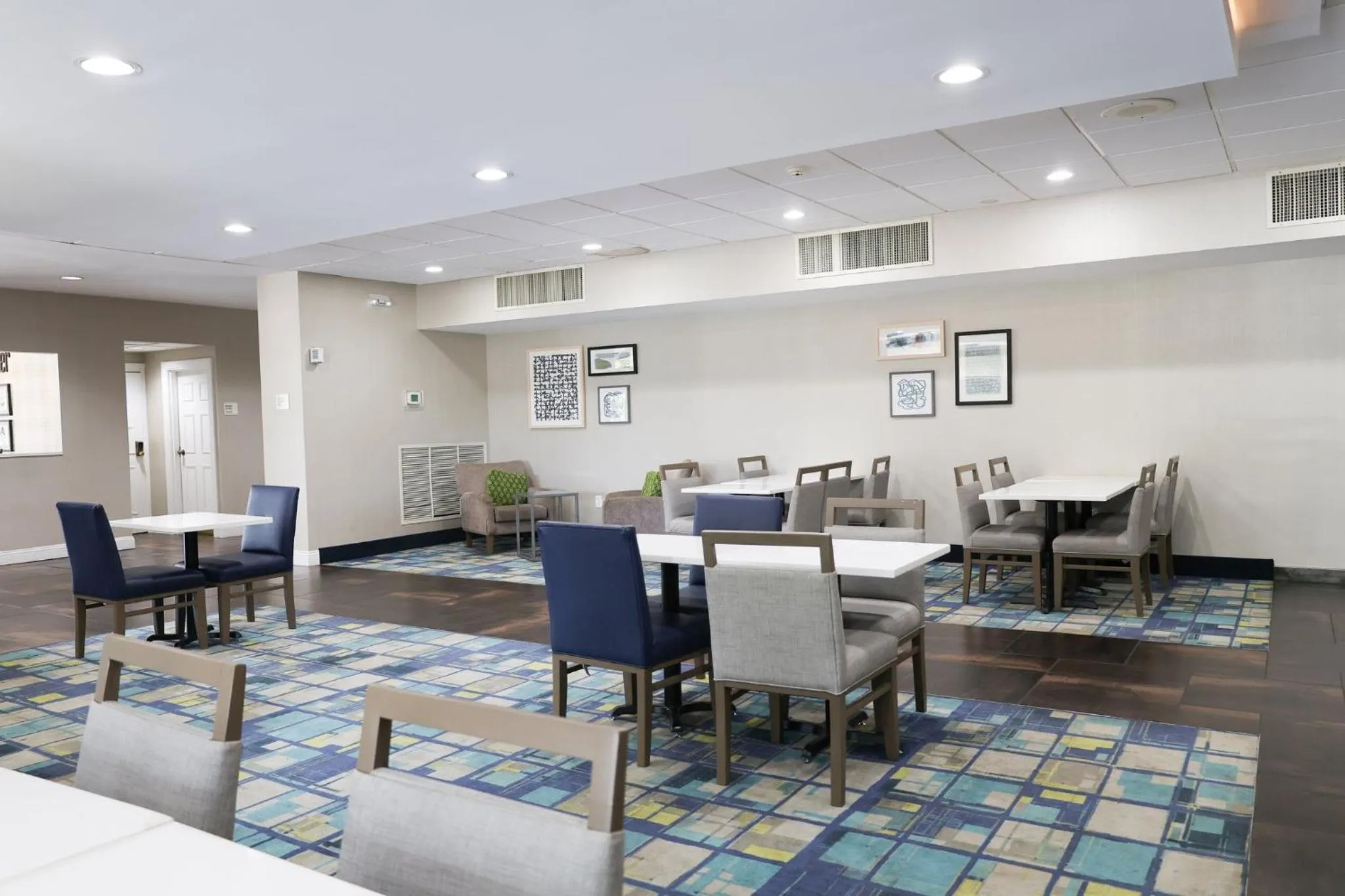 Restaurant/places to eat in Garner Hotel Glen Burnie BWI Airport Area by IHG