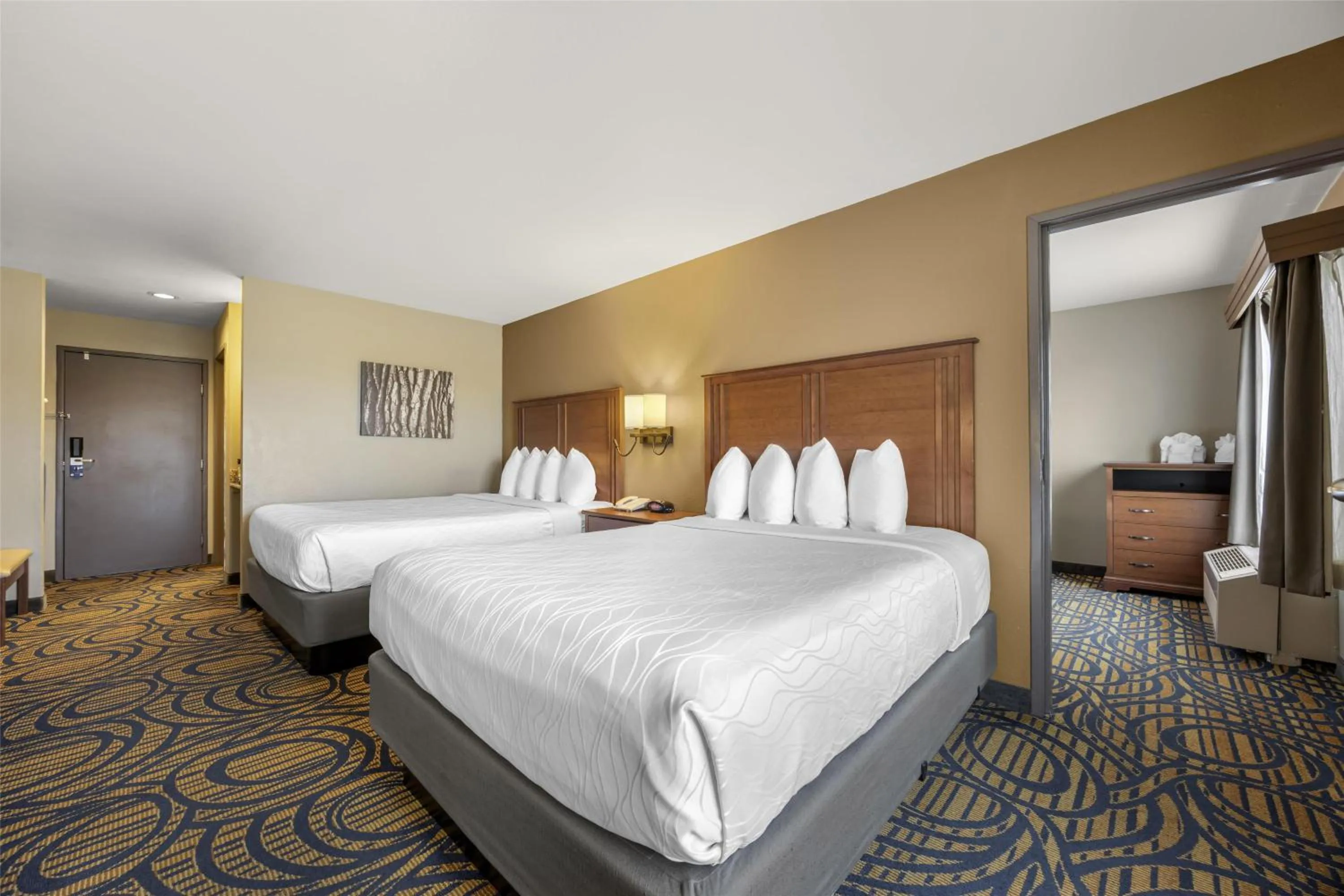 Bedroom, Bed in Best Western Woodburn Inn