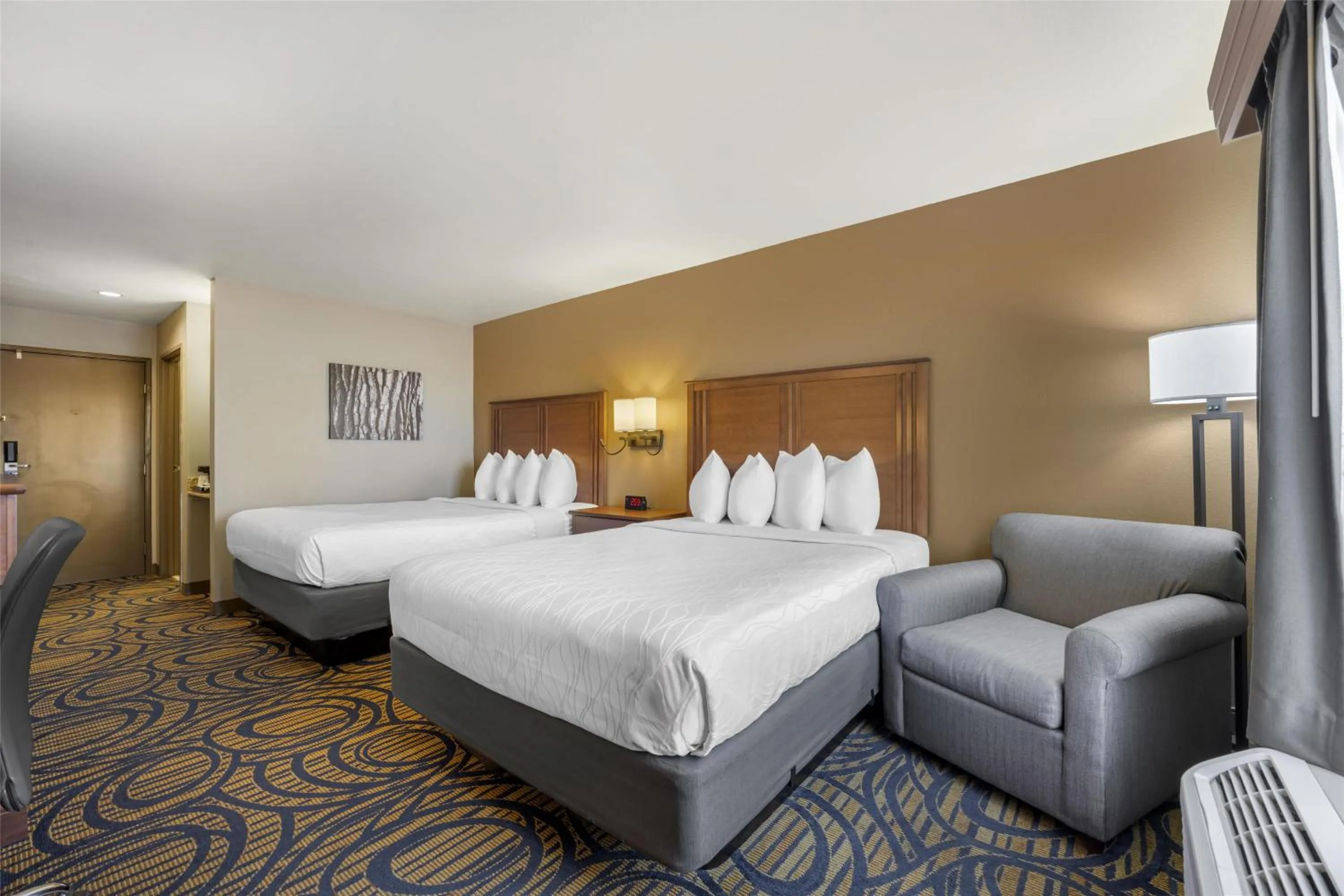 Bedroom, Bed in Best Western Woodburn Inn