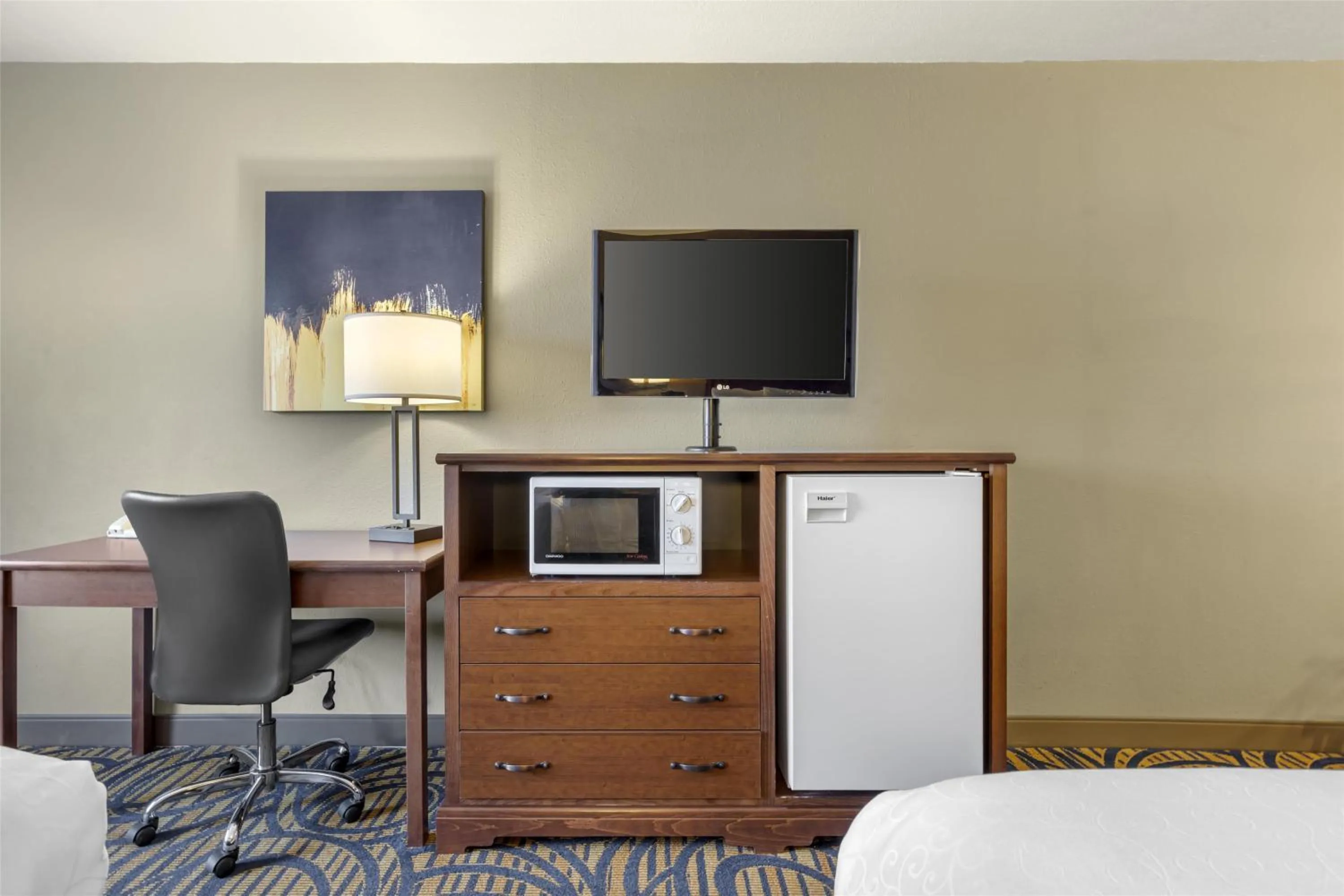 Bedroom, Bed in Best Western Woodburn Inn