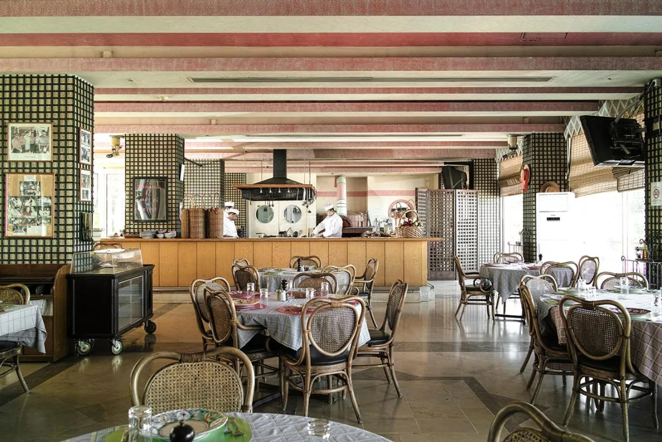 Restaurant/places to eat in Hotel Al Bustan