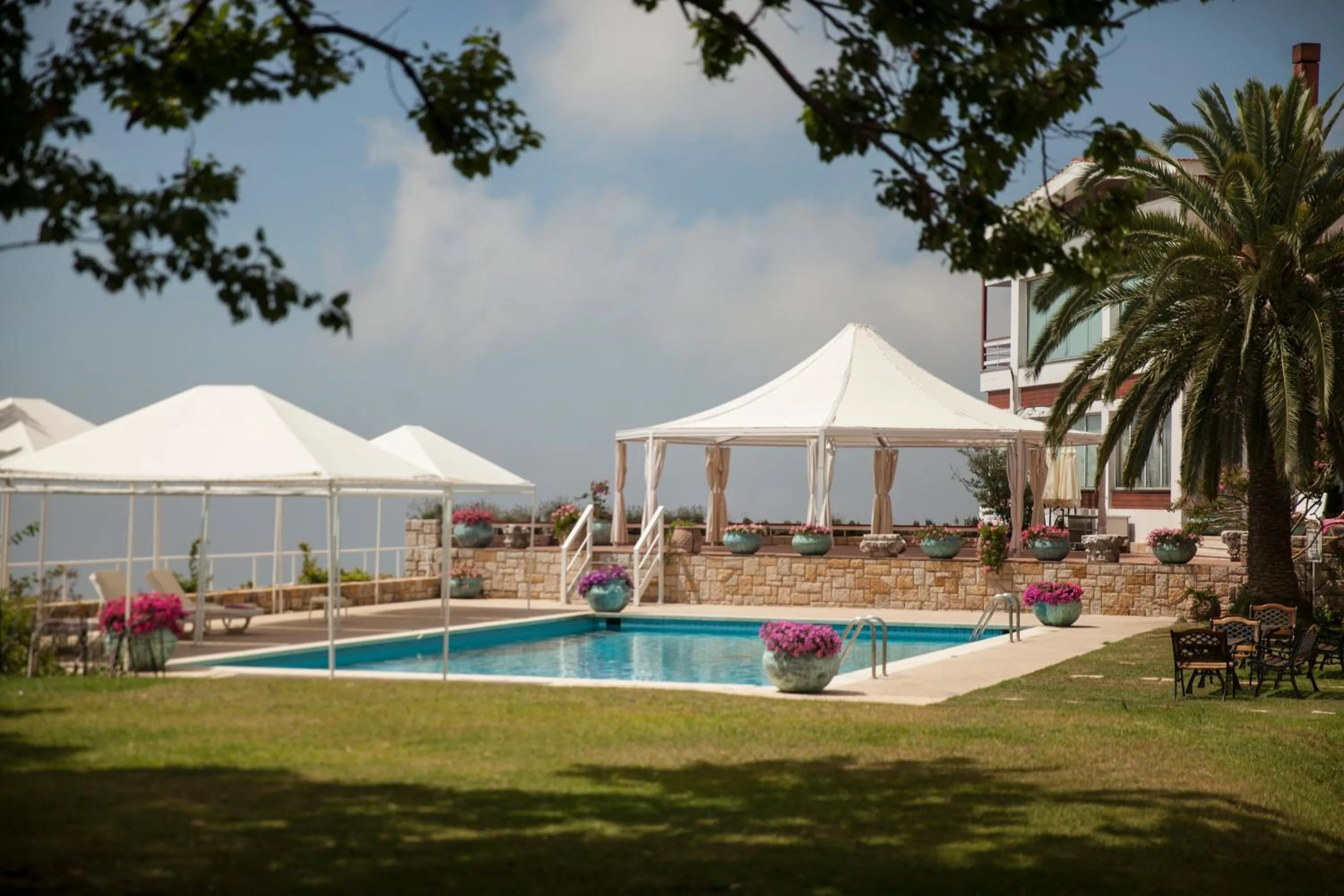 Swimming pool in Hotel Al Bustan