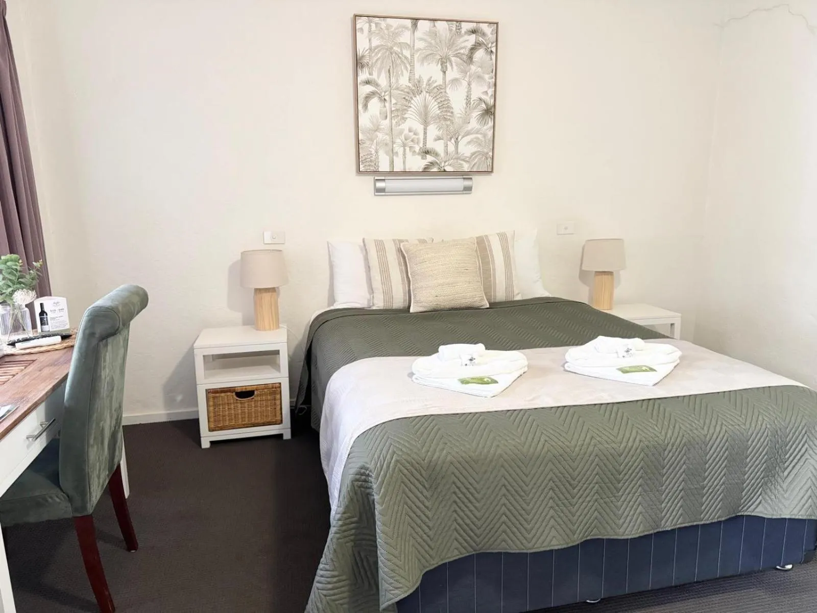 room service, Bed in Barossa Palms Motel