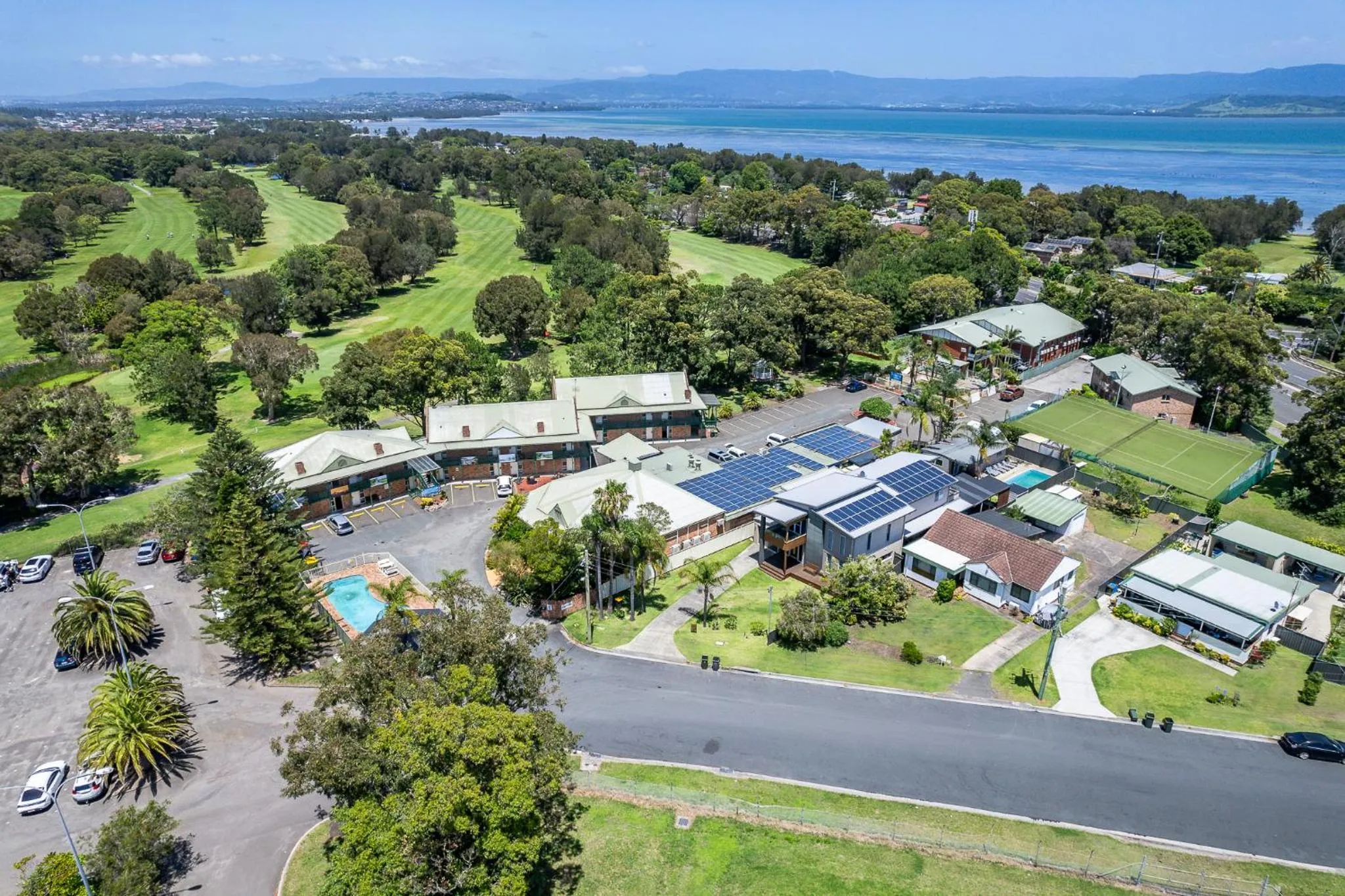 Property building in Golf Place Inn Wollongong