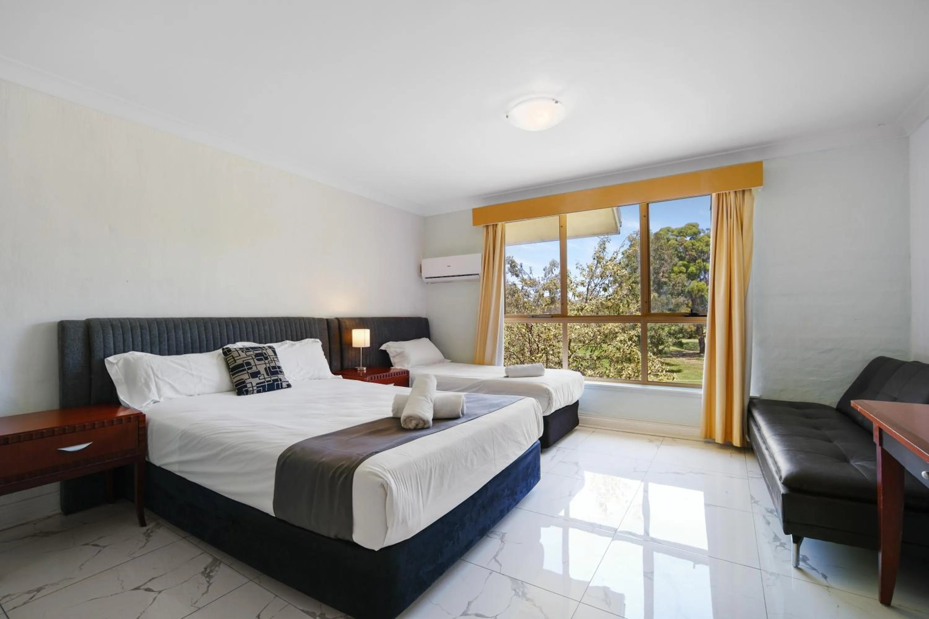 Bed in Golf Place Inn Wollongong