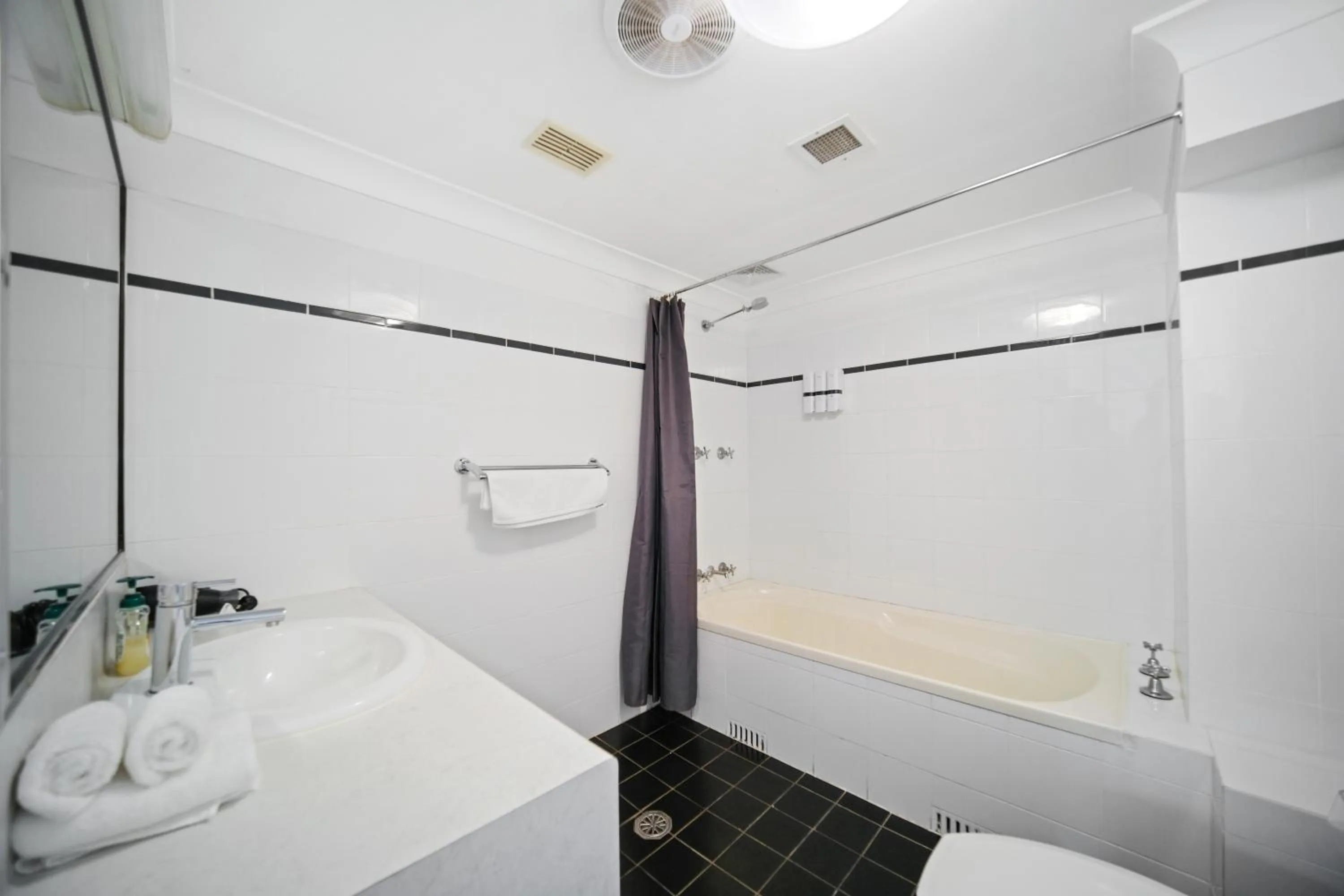 Shower in Golf Place Inn Wollongong