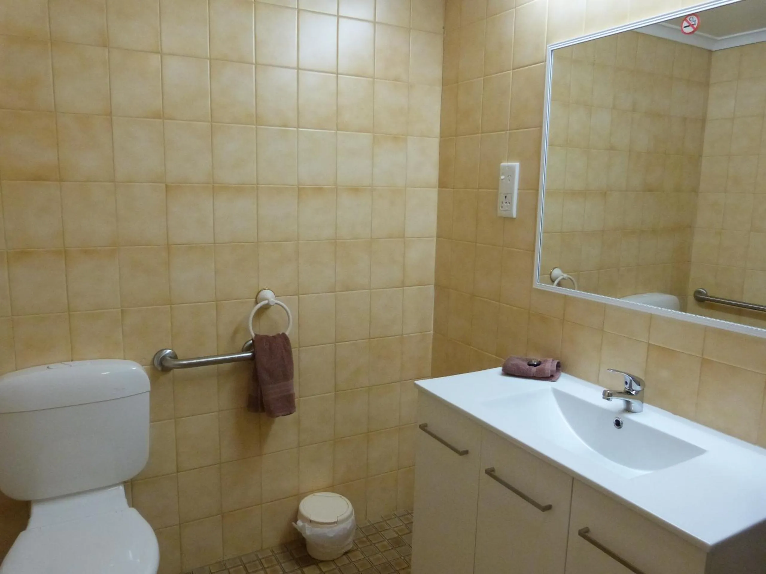 Bathroom in Marion Motel and Apartments