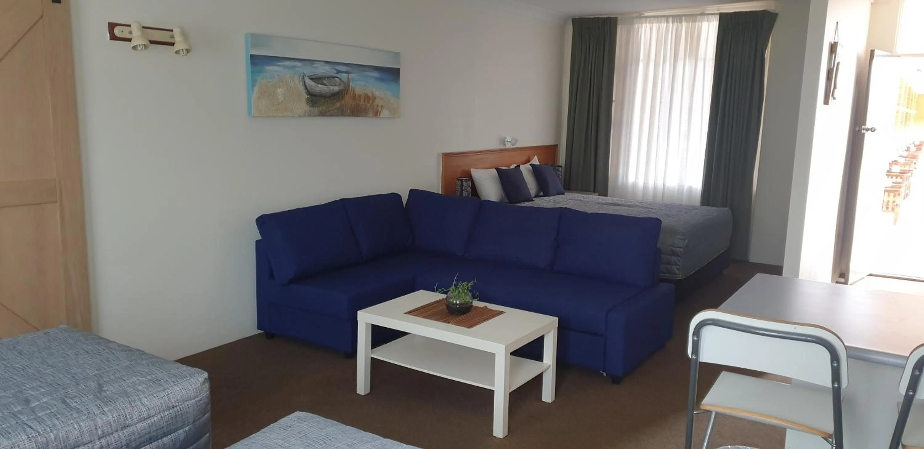 Seating area, Bed in Sandpiper Motel Ulladulla
