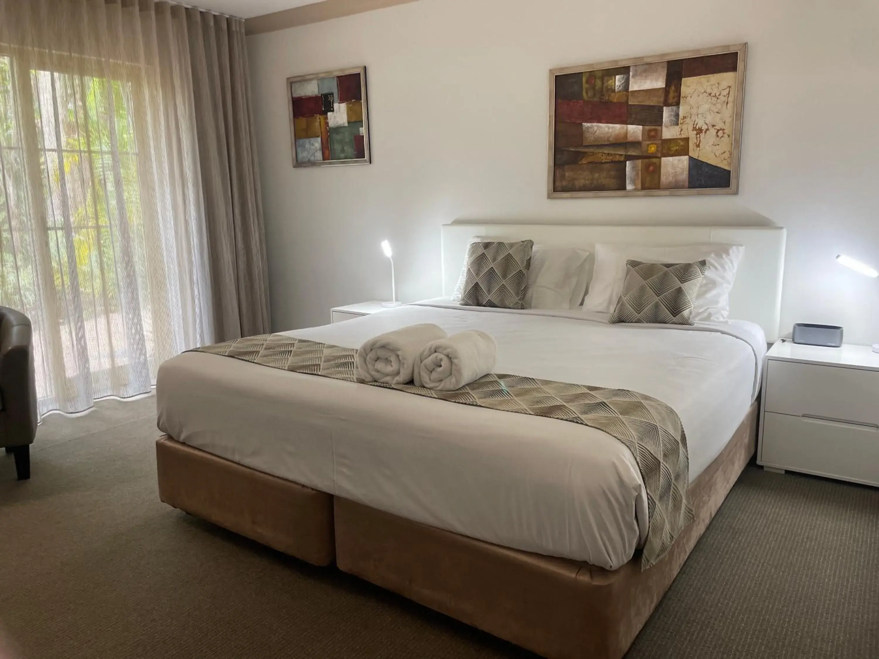 King Room with Spa Bath in Oasis Inn Ulladulla - Welcoming Guests 18 Years and Older King Room with Spa Bath in Oasis Inn Ulladulla - Welcoming Guests 18 Years and Older
