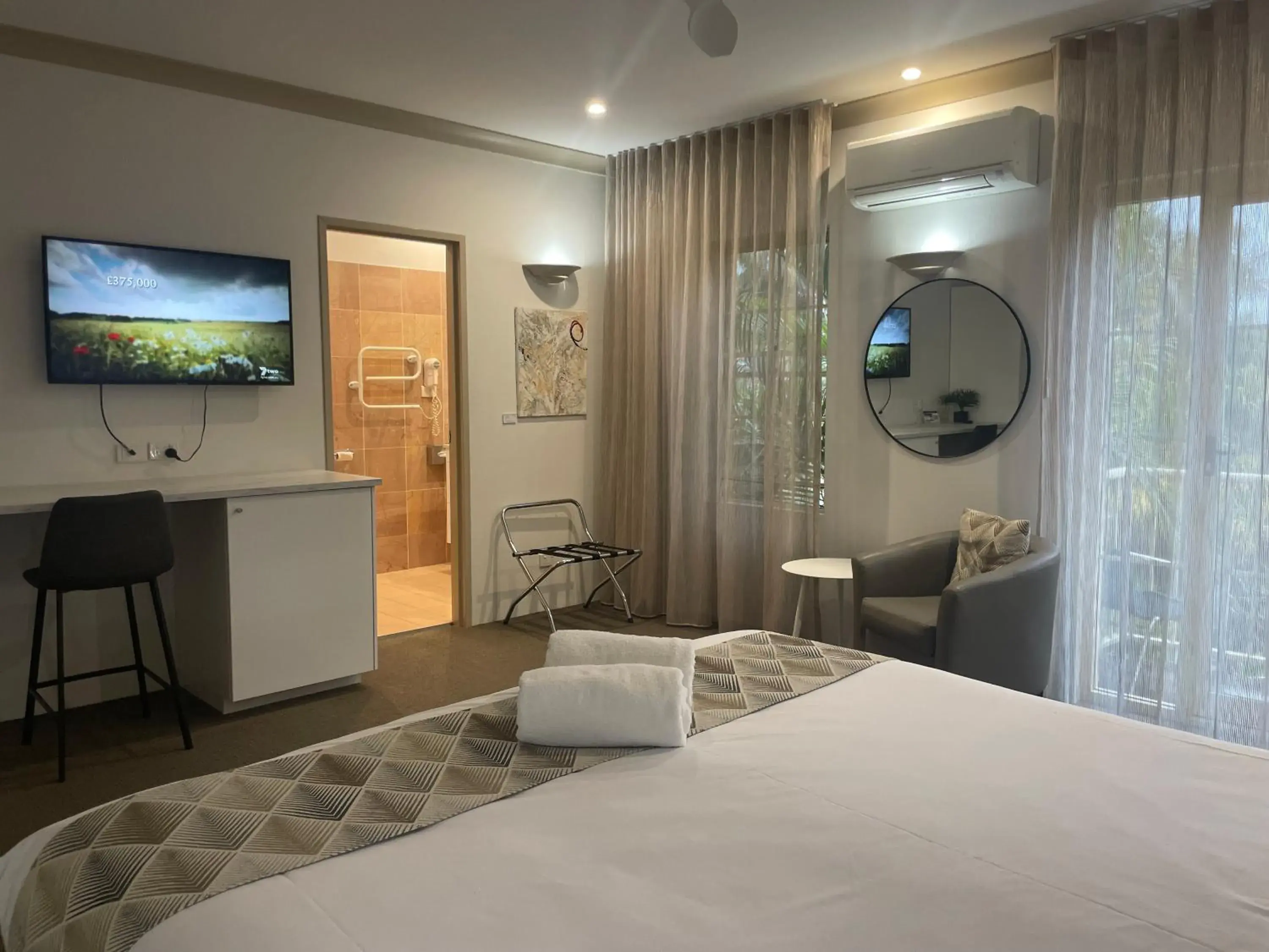 King Room with Balcony in Oasis Inn Ulladulla - Welcoming Guests 18 Years and Older King Room with Balcony in Oasis Inn Ulladulla - Welcoming Guests 18 Years and Older
