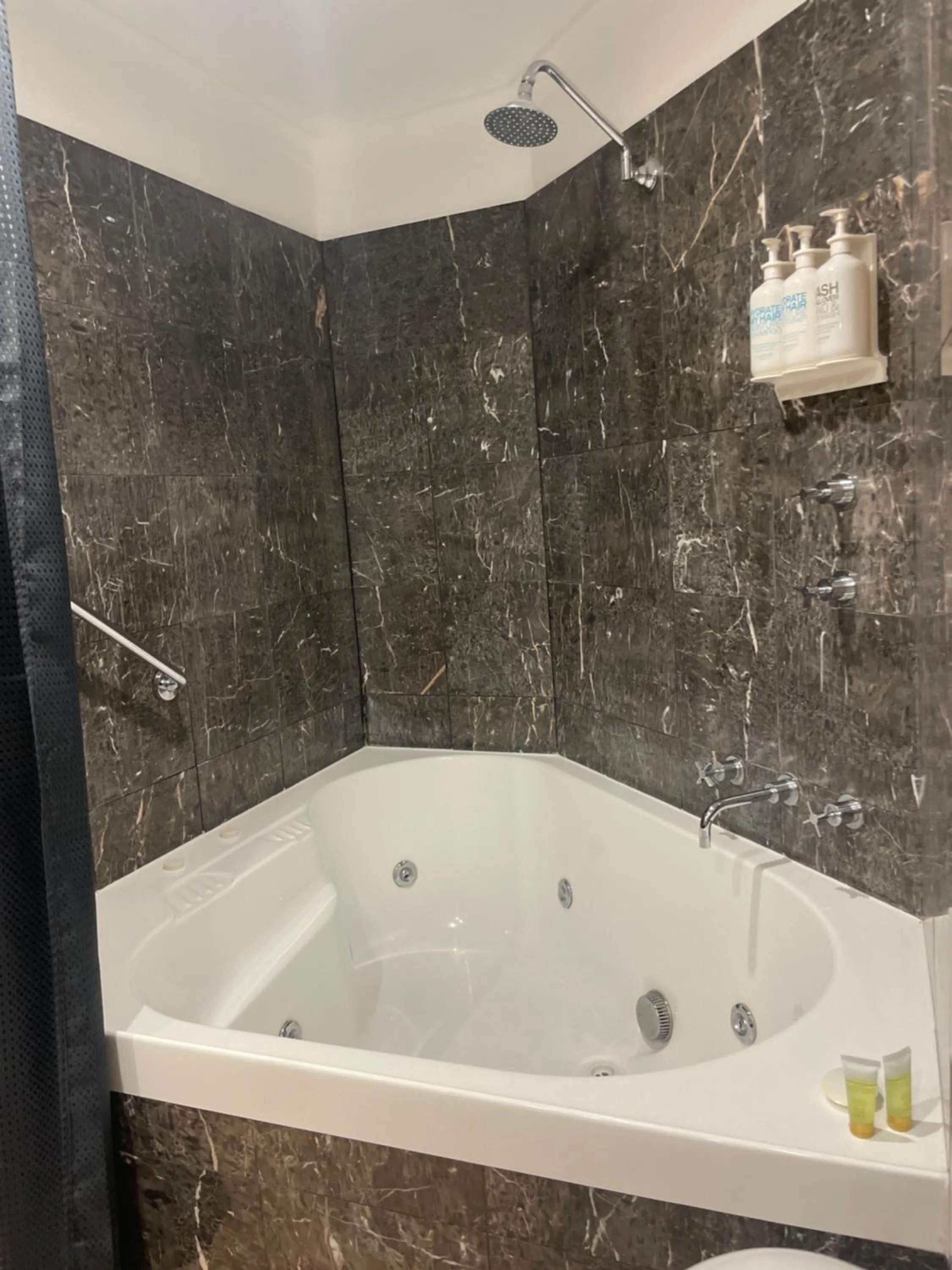 Hot Tub in Oasis Inn Ulladulla - Welcoming Guests 18 Years and Older