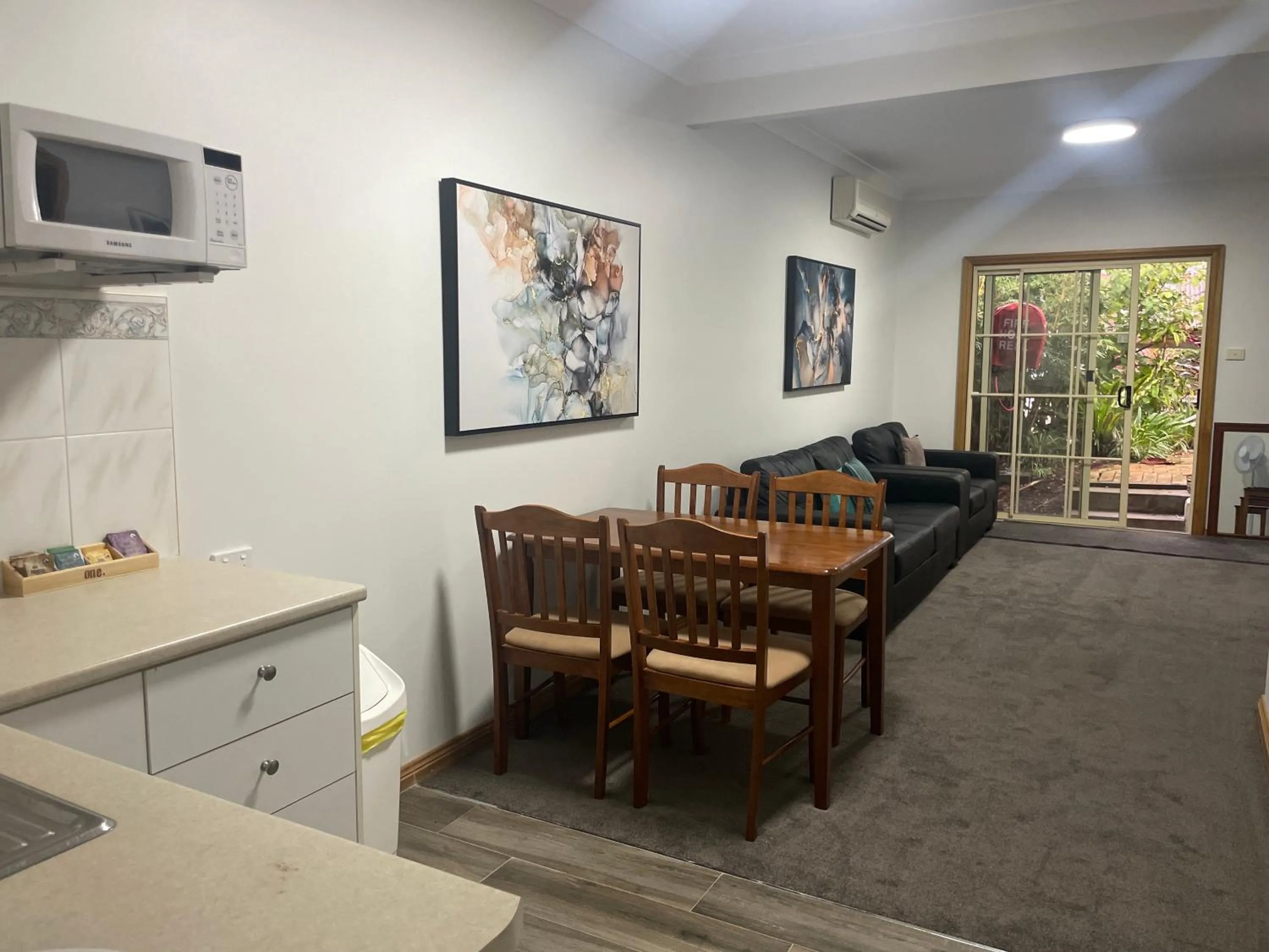 Dining area in Oasis Inn Ulladulla - Welcoming Guests 18 Years and Older