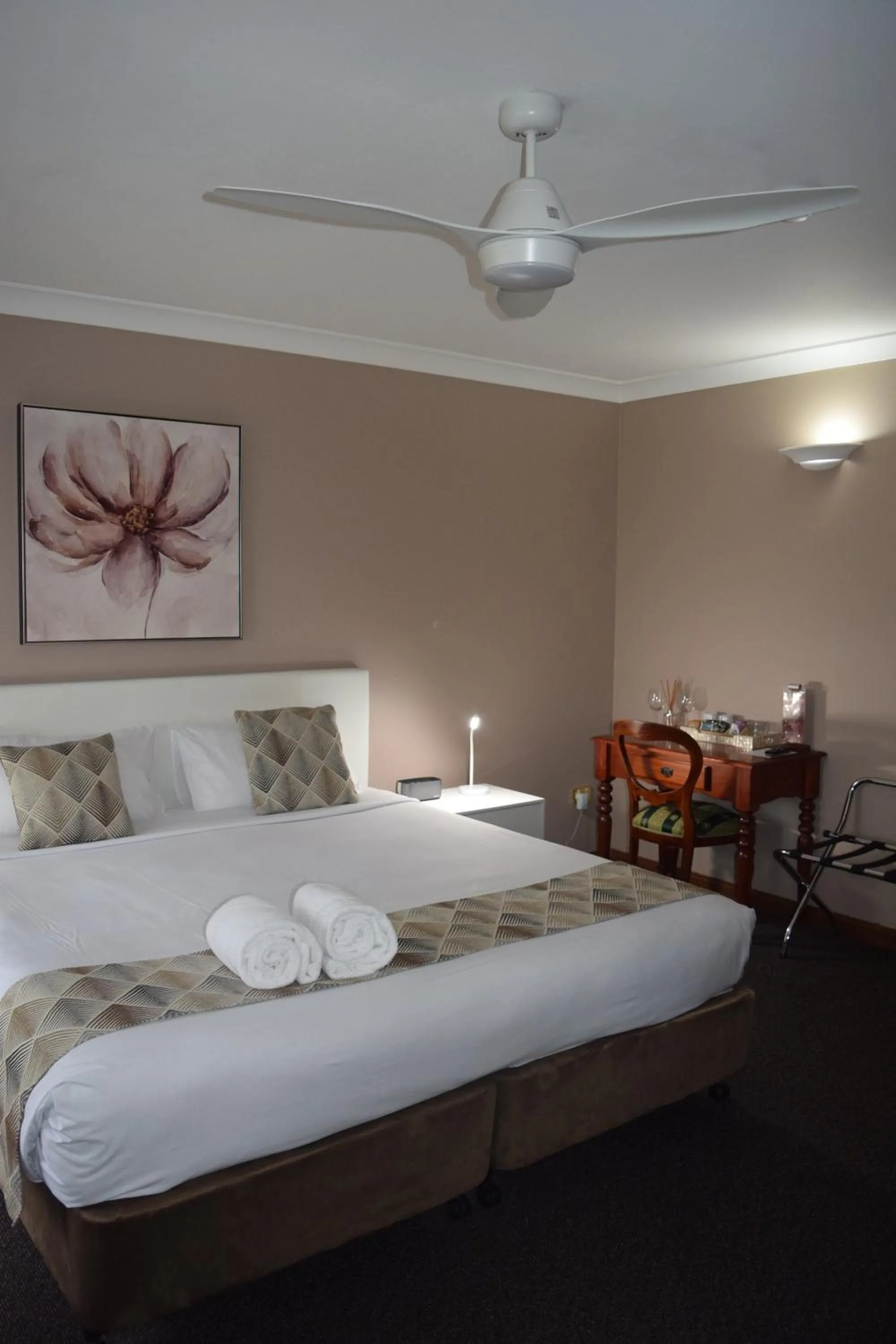 Bedroom, Bed in Oasis Inn Ulladulla - Welcoming Guests 18 Years and Older