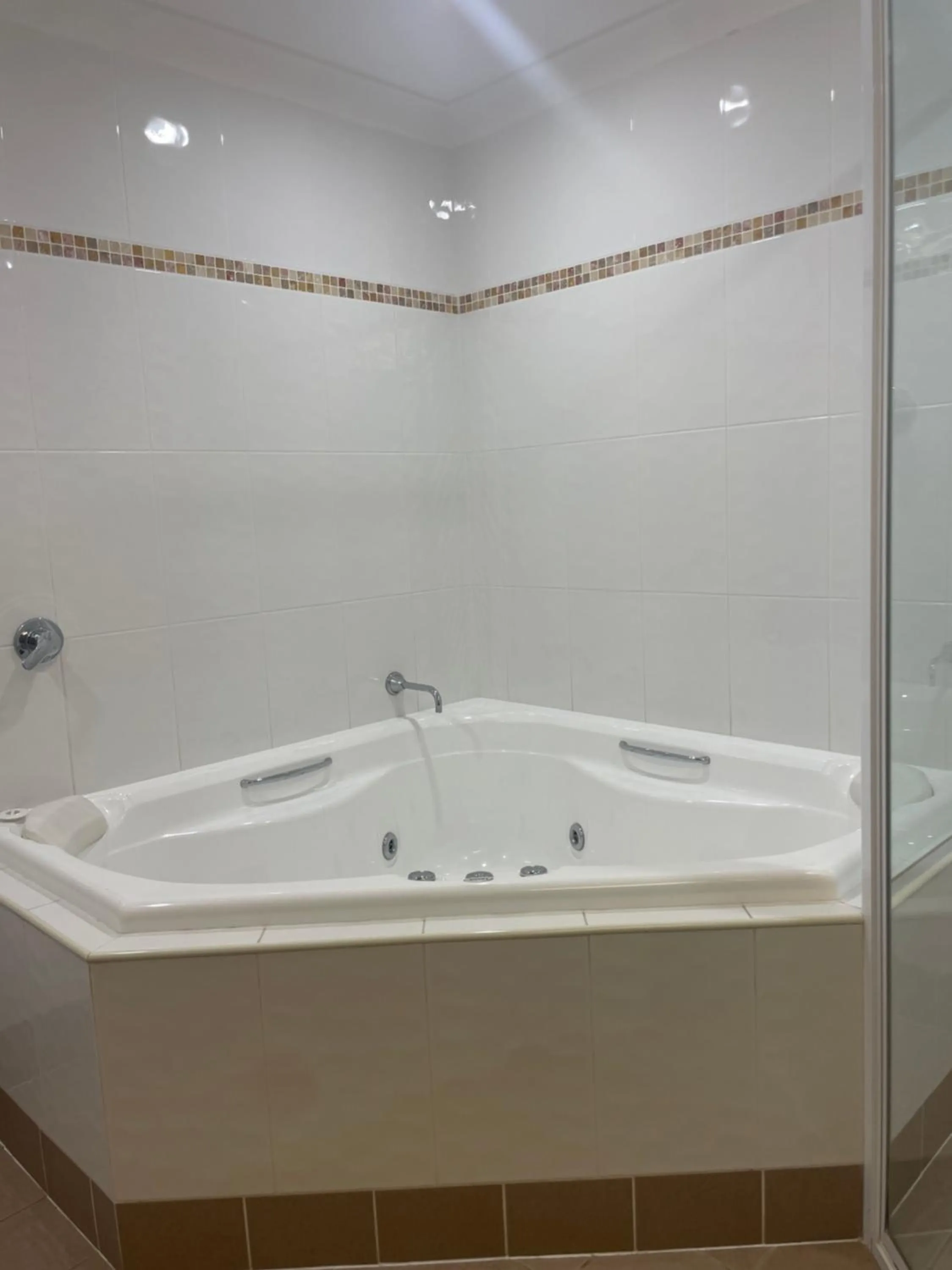 Hot Tub in Oasis Inn Ulladulla - Welcoming Guests 18 Years and Older