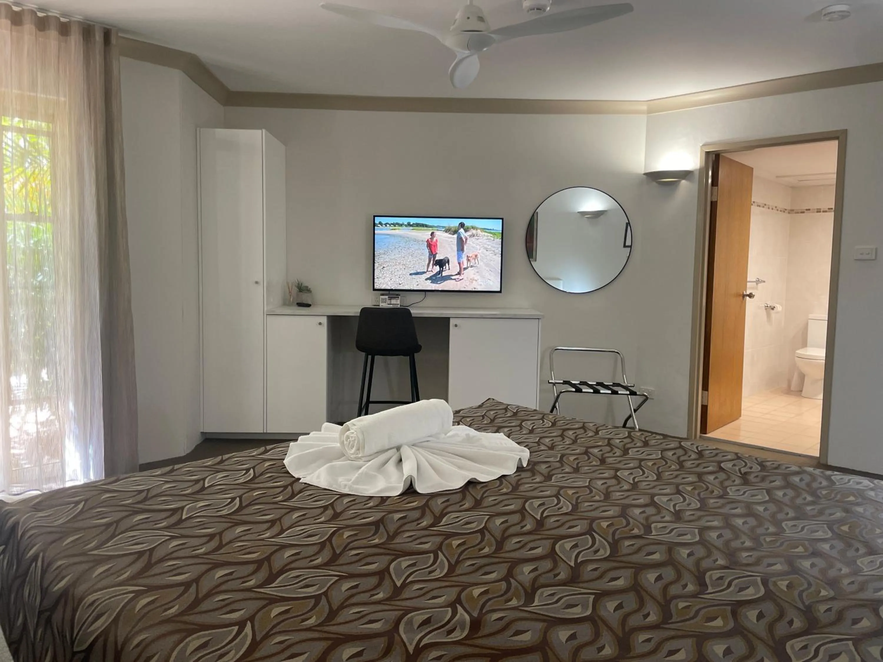 Bedroom, Bed in Oasis Inn Ulladulla - Welcoming Guests 18 Years and Older