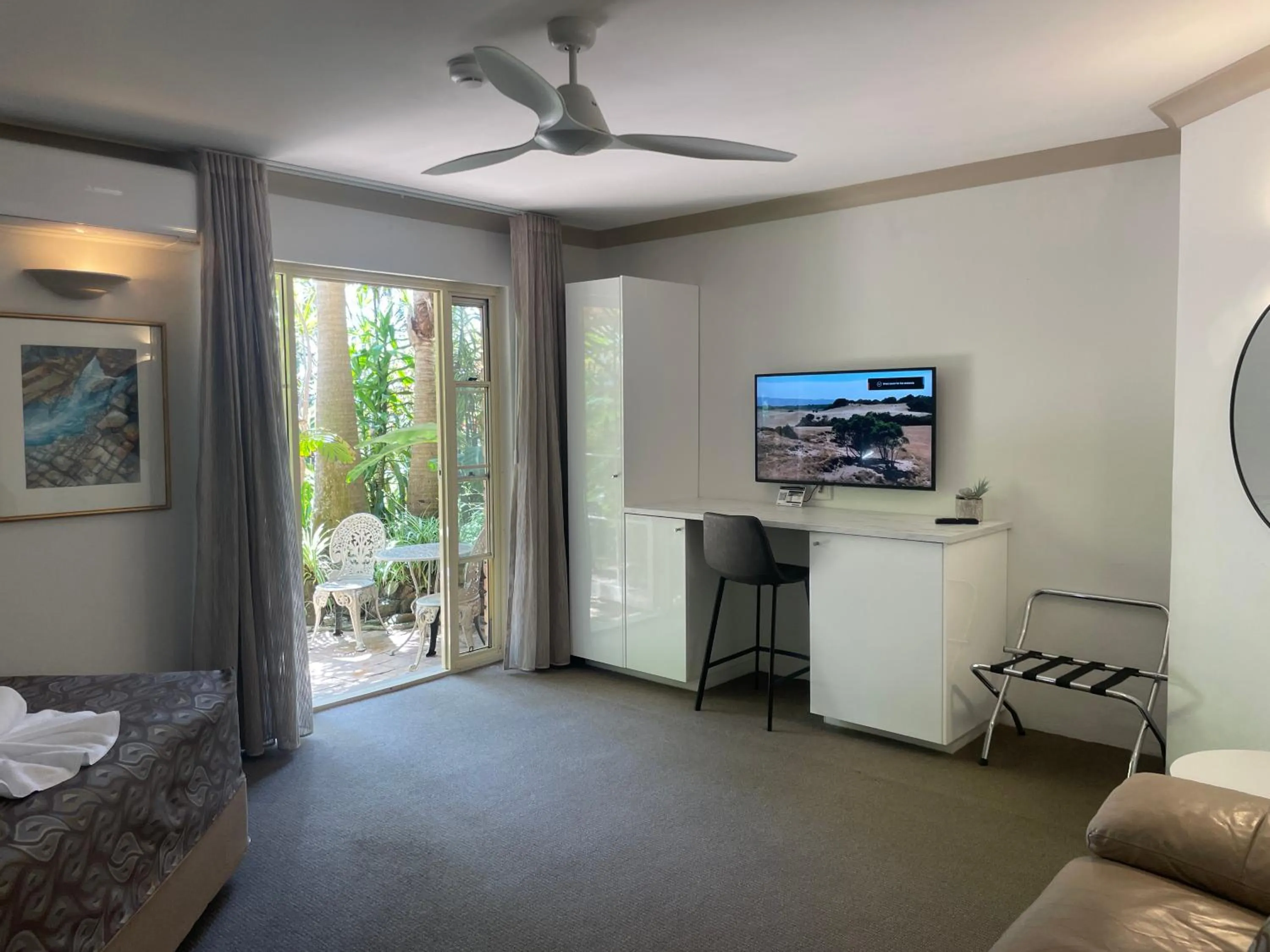 TV and multimedia in Oasis Inn Ulladulla - Welcoming Guests 18 Years and Older