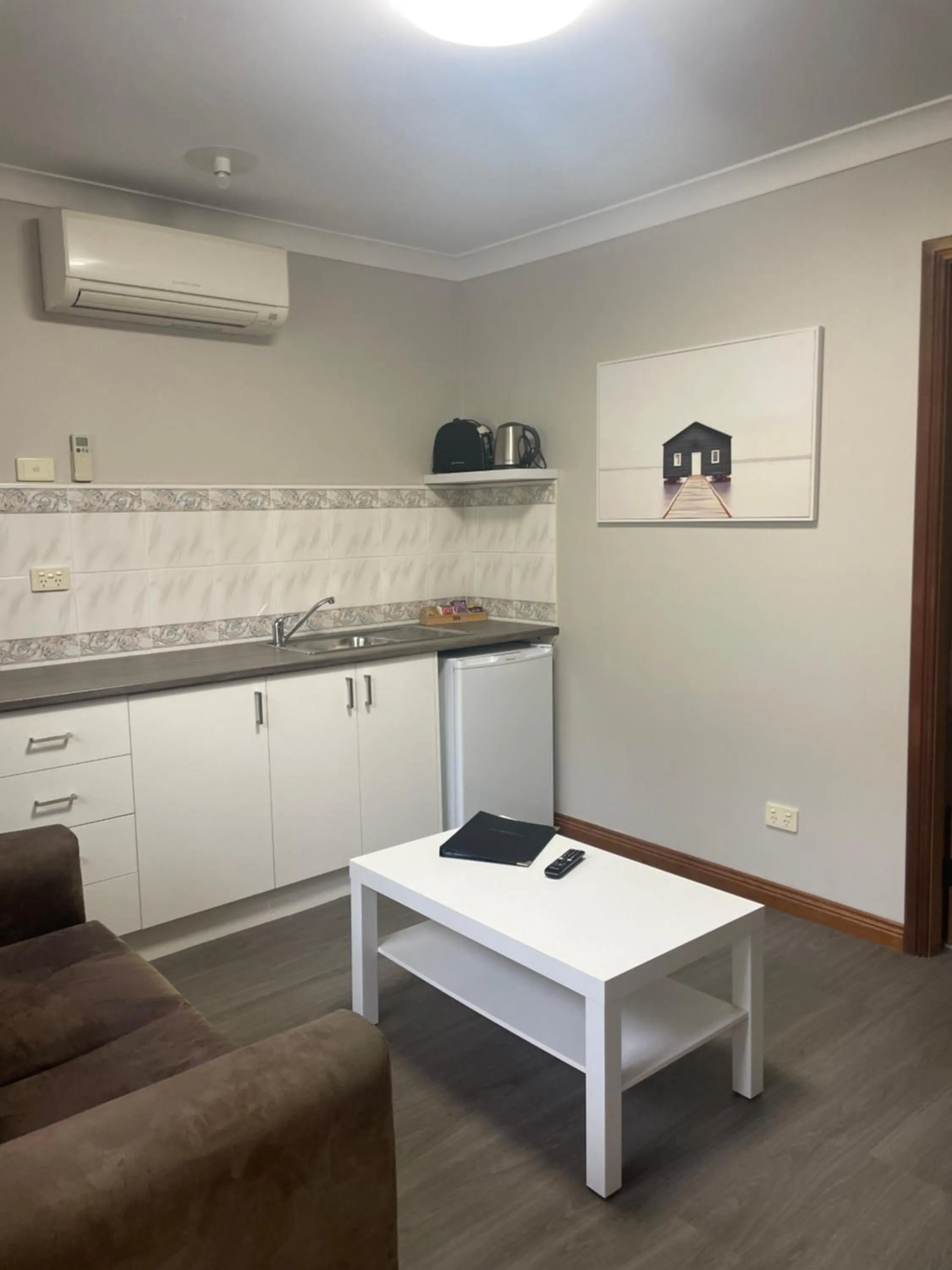 Kitchen or kitchenette in Oasis Inn Ulladulla - Welcoming Guests 18 Years and Older